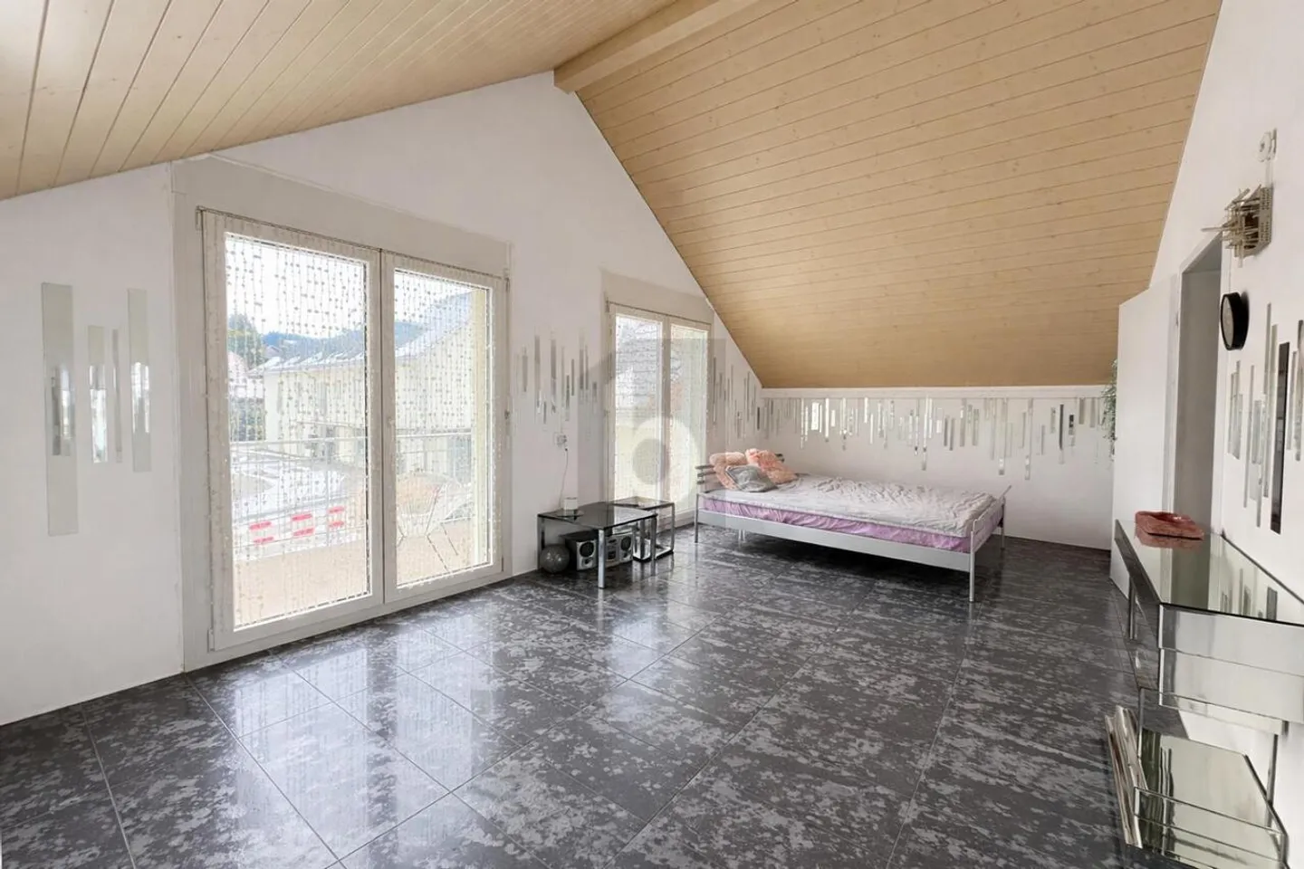 SPACIOUS, BRIGHT AND FAMILY-FRIENDLY - Photo 4 of 6