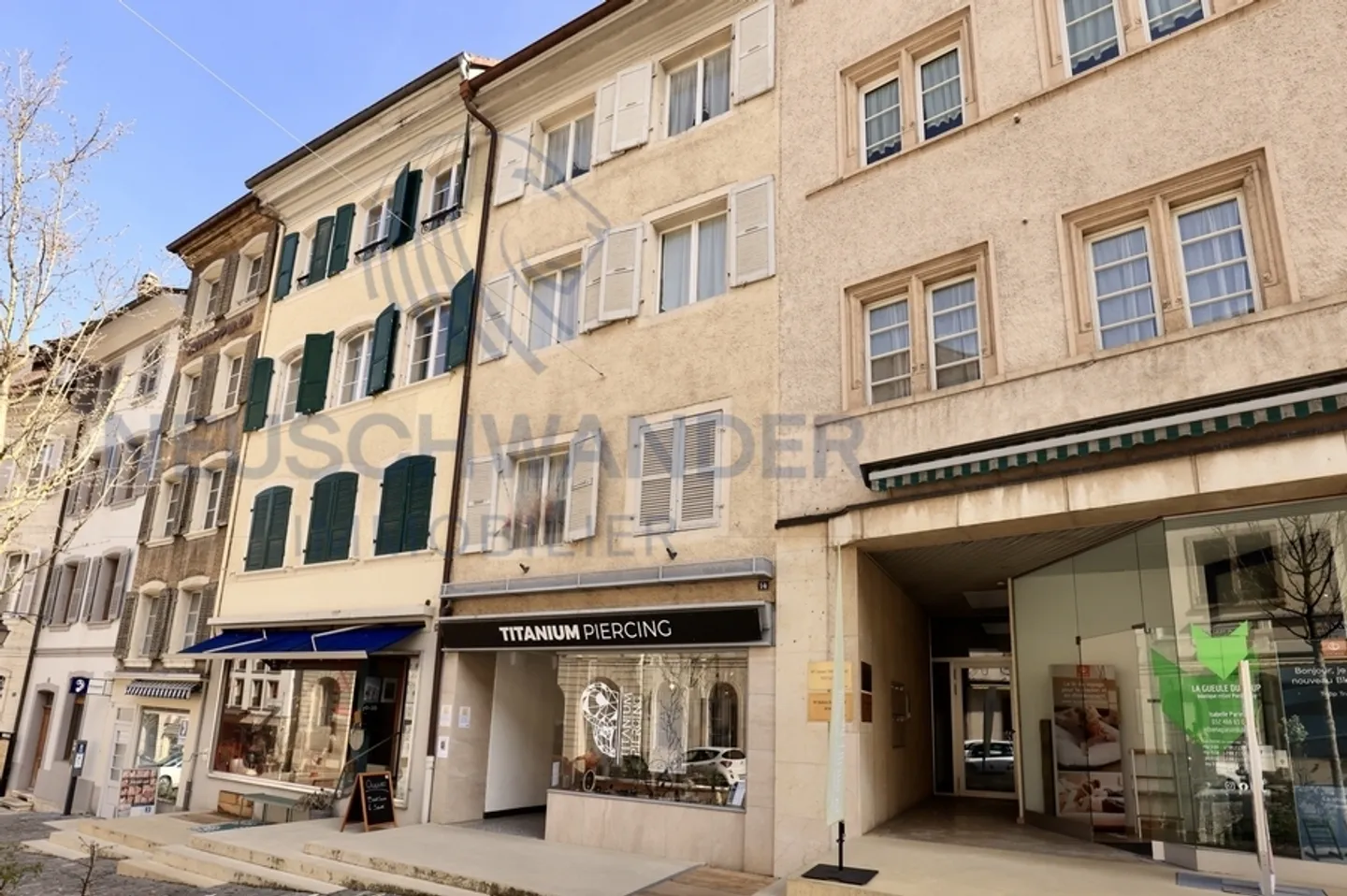 Investitionsgebäude in einer historischen Straße der Stadt. - Foto 1 von 21