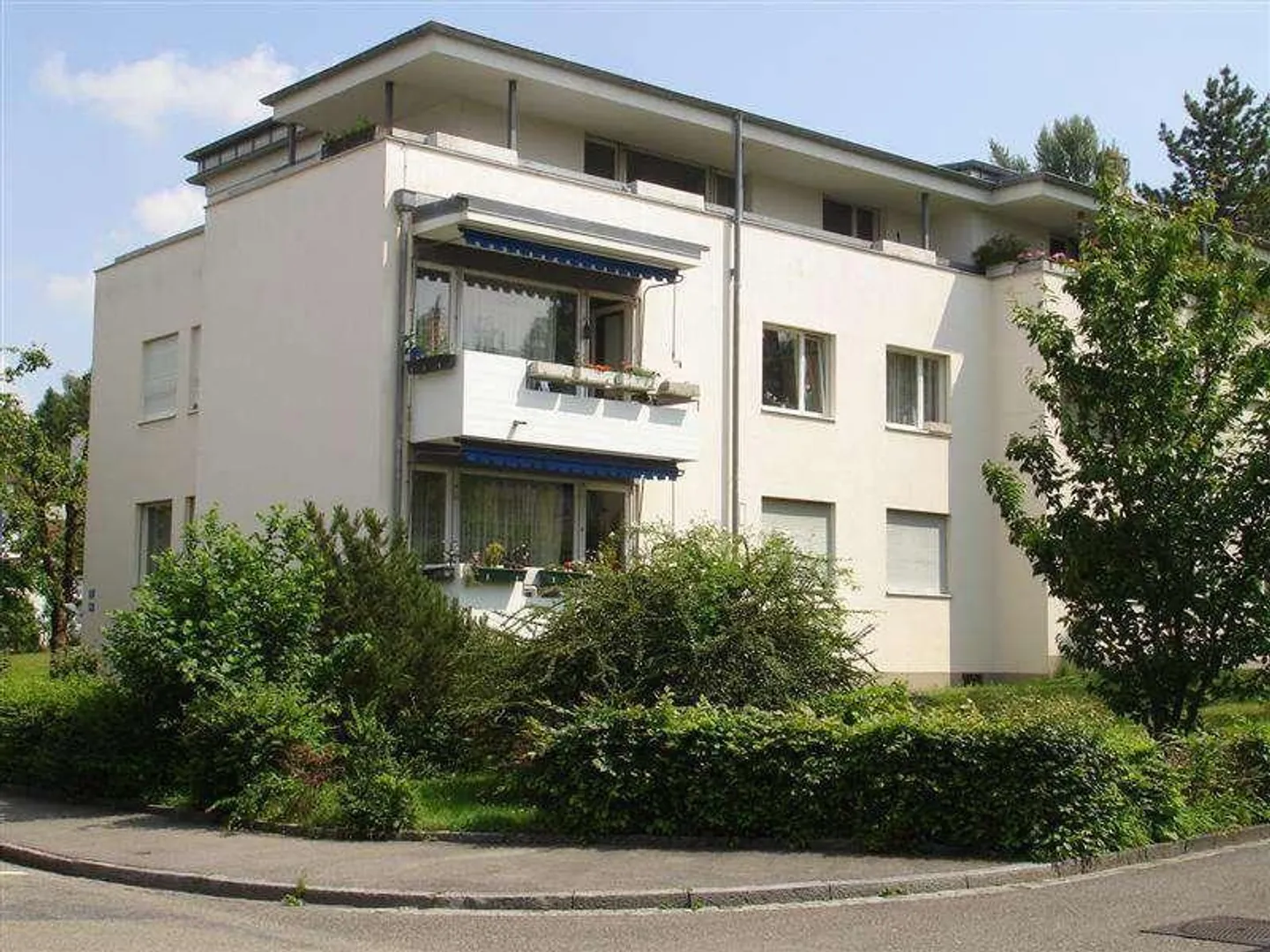 Freshly renovated 3-room apartments in a quiet location in Riehen - Photo 1 of 7