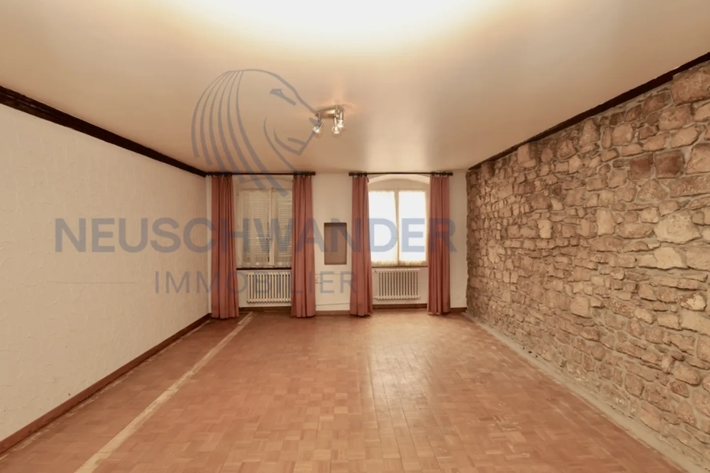 Investitionsgebäude in einer historischen Straße der Stadt. - Foto 6 von 21
