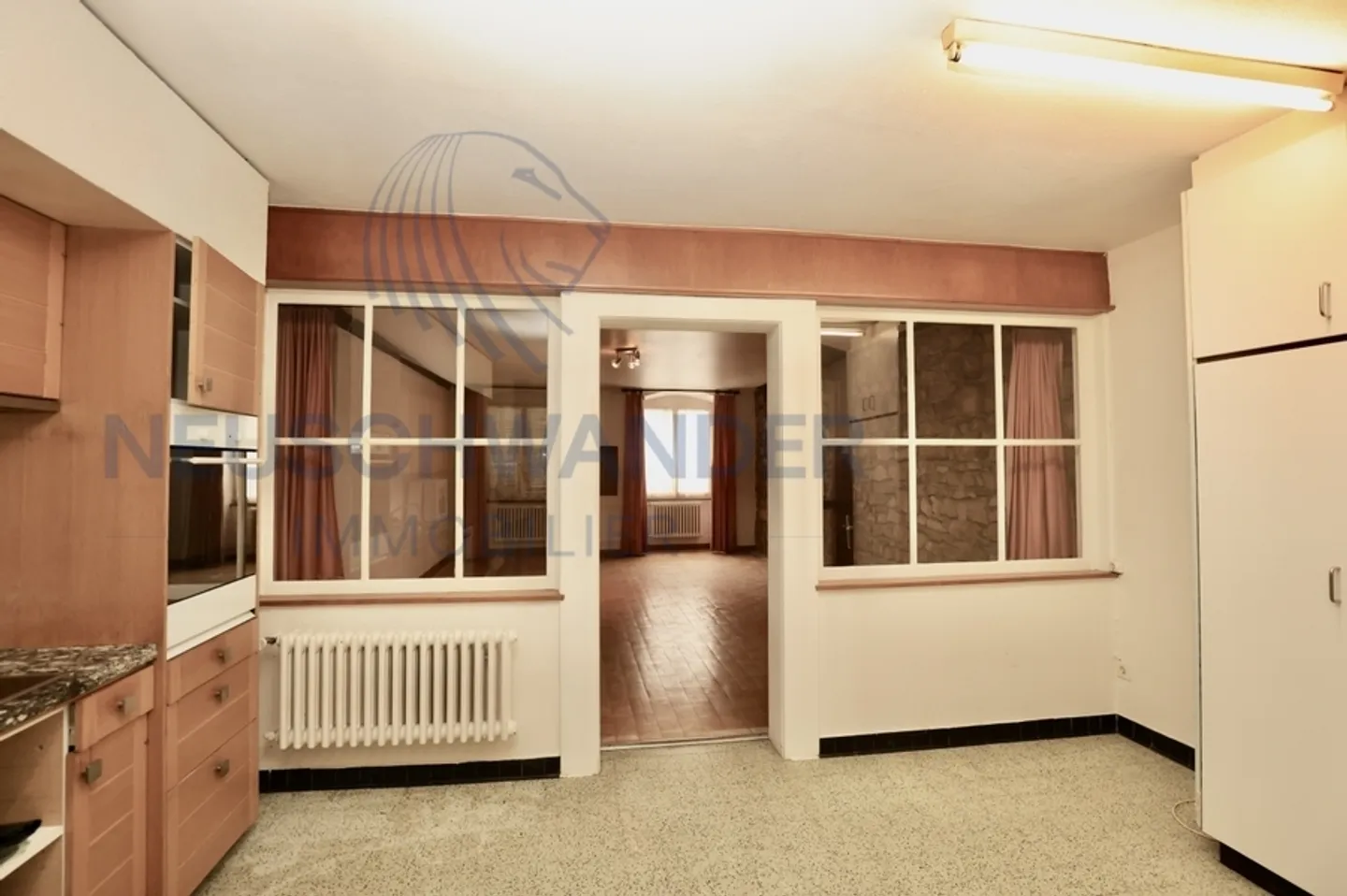 Investitionsgebäude in einer historischen Straße der Stadt. - Foto 8 von 21