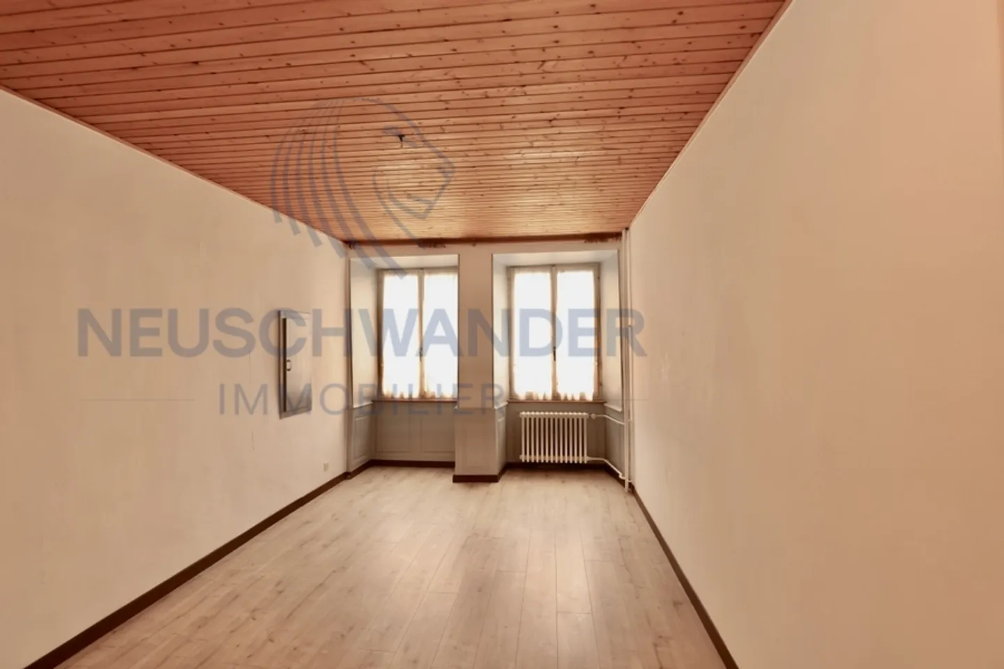 Investitionsgebäude in einer historischen Straße der Stadt. - Foto 10 von 21
