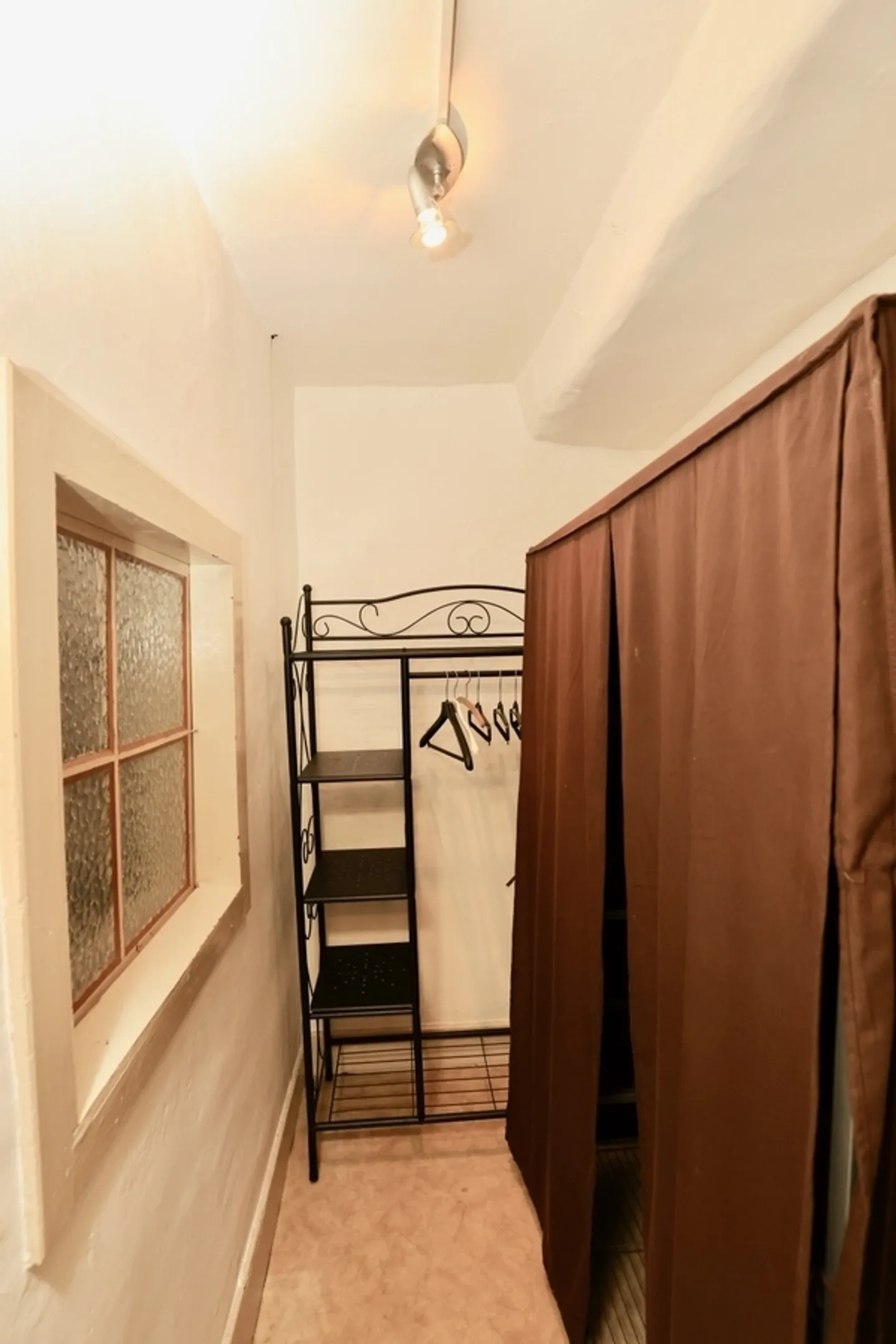 Investitionsgebäude in einer historischen Straße der Stadt. - Foto 18 von 21