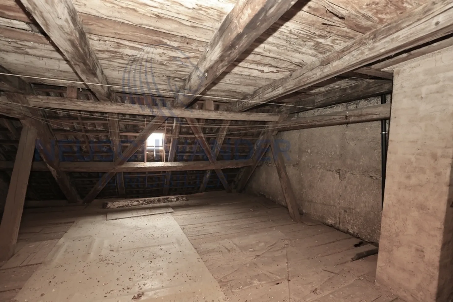 Investitionsgebäude in einer historischen Straße der Stadt. - Foto 20 von 21
