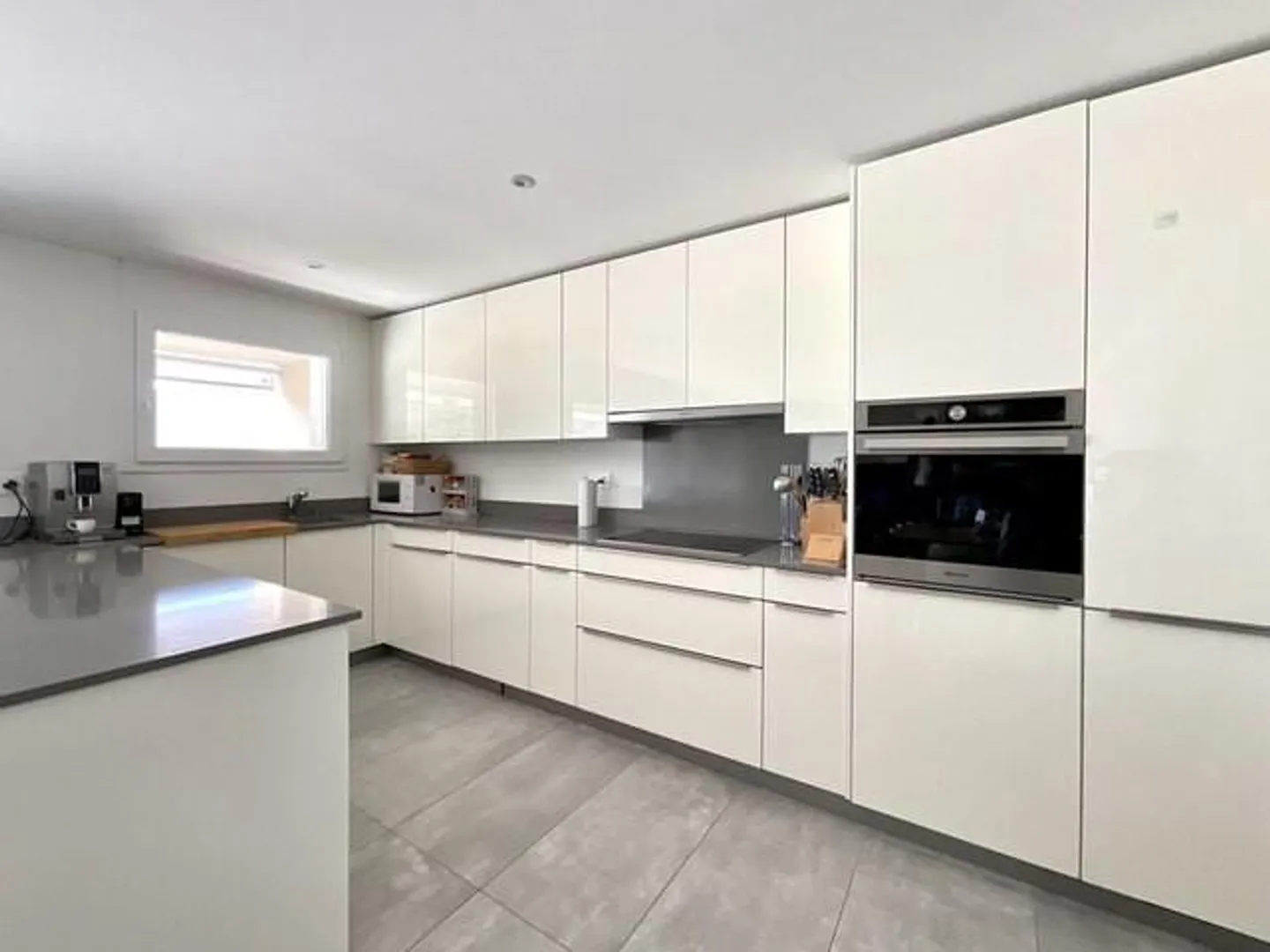 CONTONE - ZU VERKAUFEN MODERNES WOHNUNG MIT GROSSER TERRASSE - Foto 3 von 12