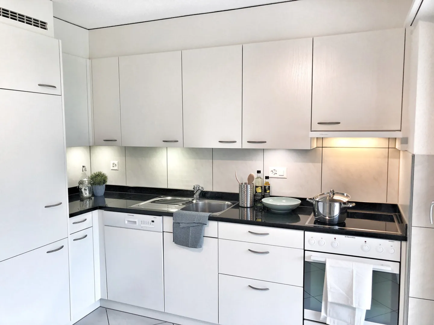 Charming 3.5-Room Apartment - Photo 2 of 4