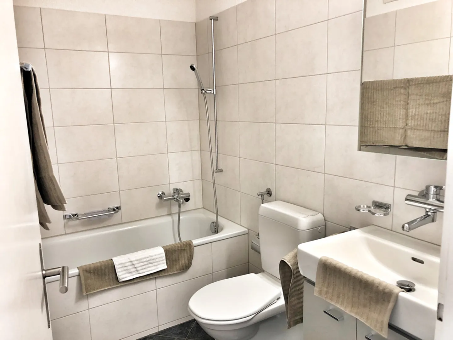 Charming 3.5-Room Apartment - Photo 3 of 4