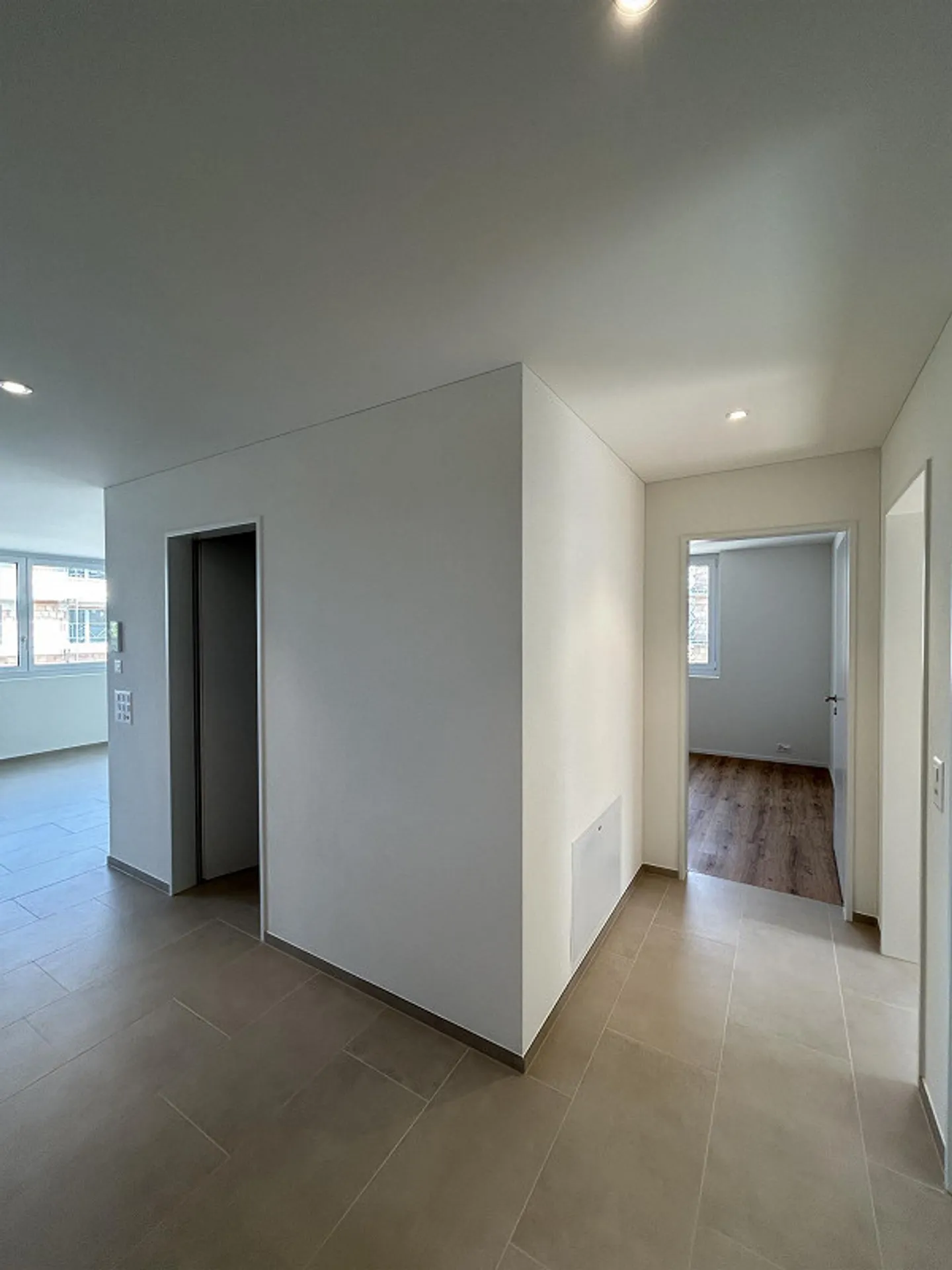 Modernes Apartment mit Balkon - Foto 3 von 13