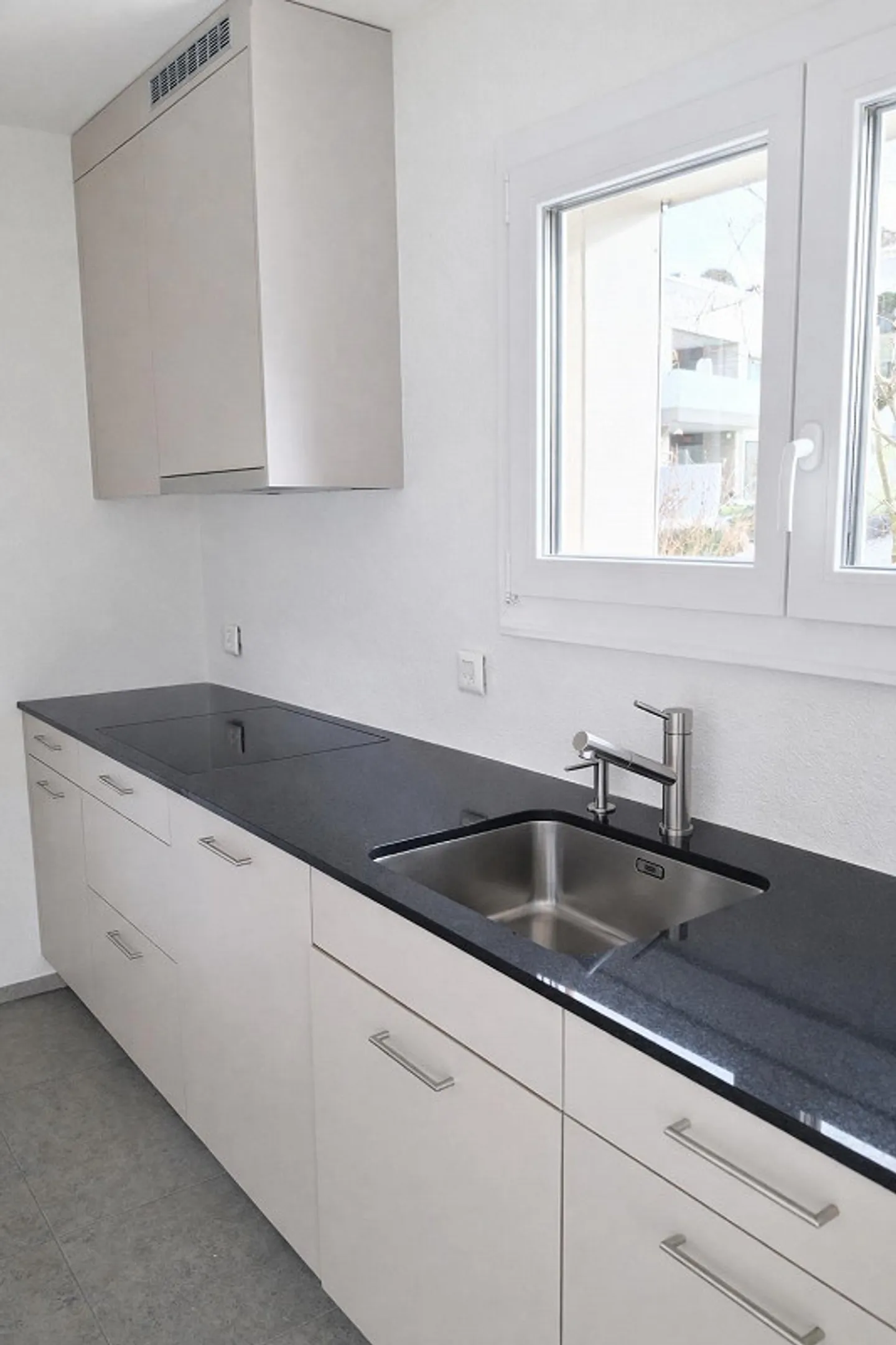 Appartement 5 pièces fraîchement rénové et lumineux avec place de parking en sous-sol - Photo 2 sur 8