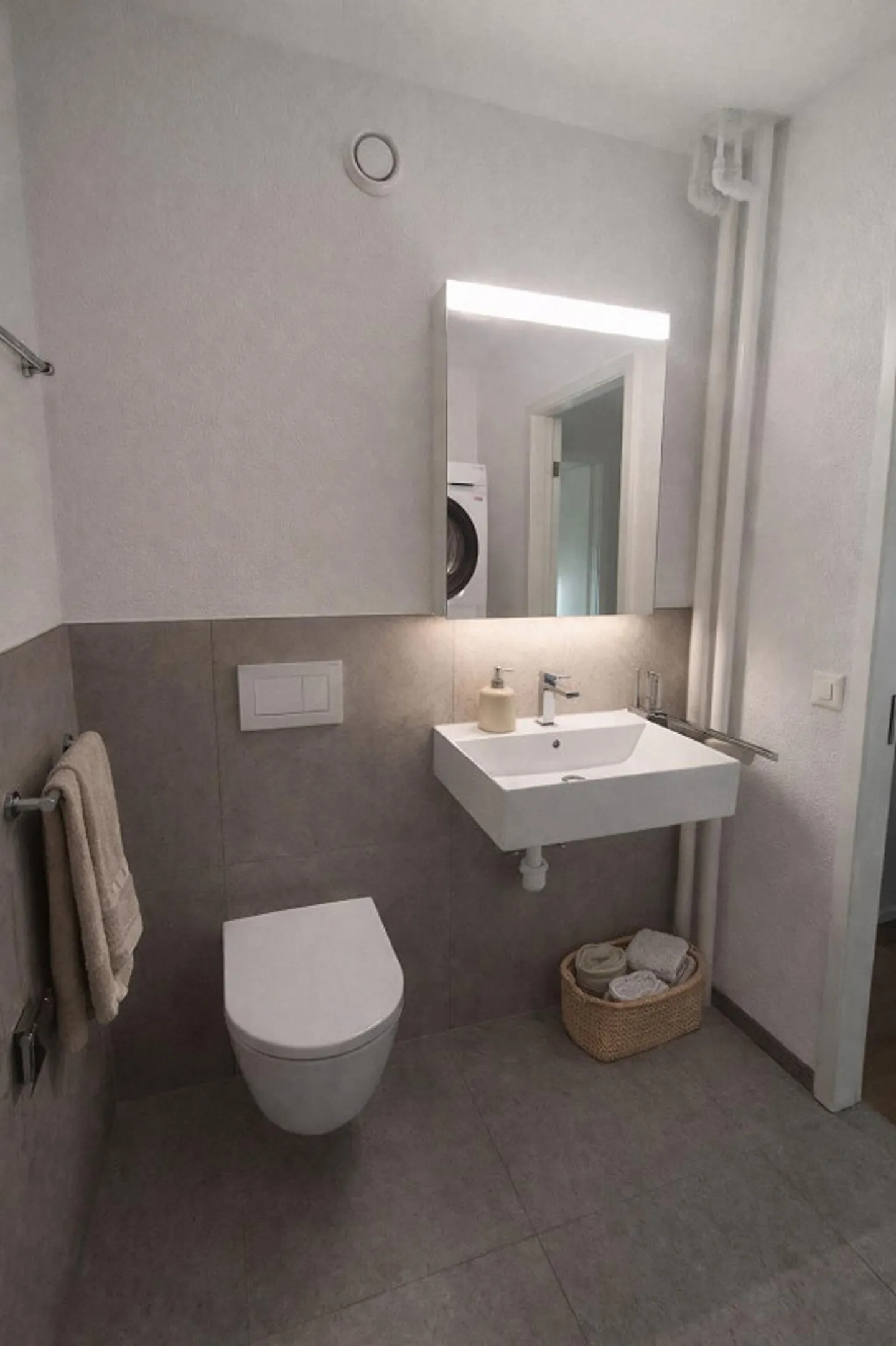 Appartement 5 pièces fraîchement rénové et lumineux avec place de parking en sous-sol - Photo 3 sur 8