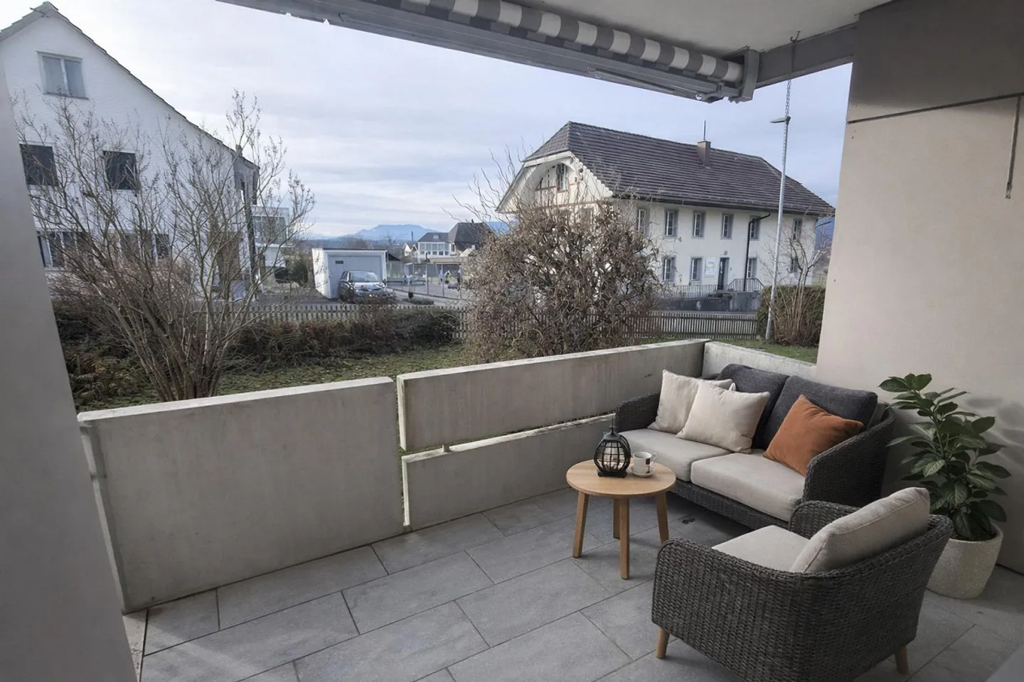 Appartement 5 pièces fraîchement rénové et lumineux avec place de parking en sous-sol - Photo 4 sur 8