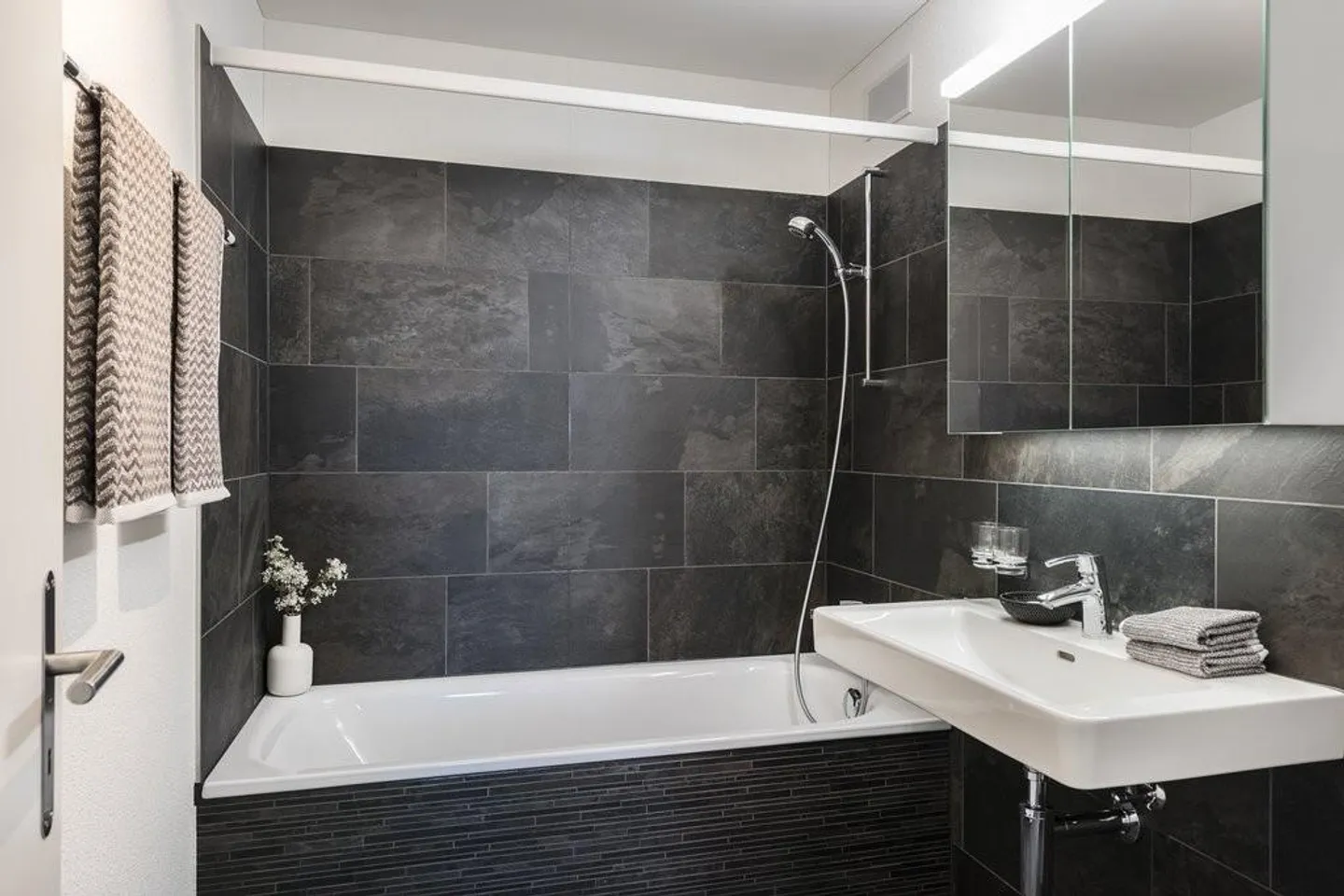 Dreamlike 5.5-room apartment in the green for rent - Photo 5 of 8