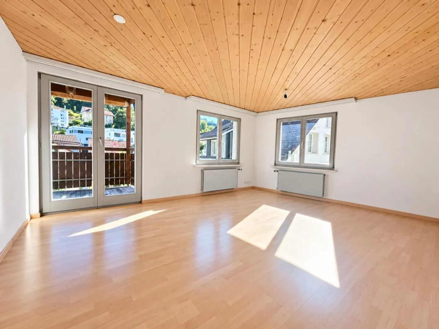 Luminoso e bellissimo appartamento di 3.5 locali con balcone in affitto - Foto 1 di 6