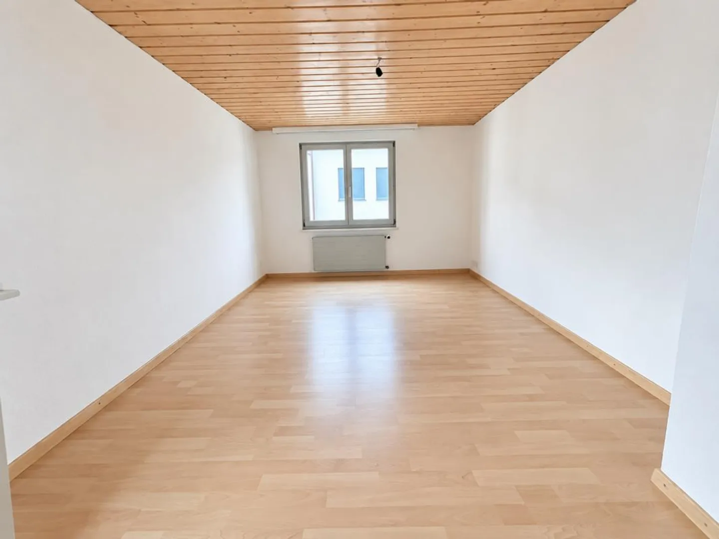 Luminoso e bellissimo appartamento di 3.5 locali con balcone in affitto - Foto 4 di 6