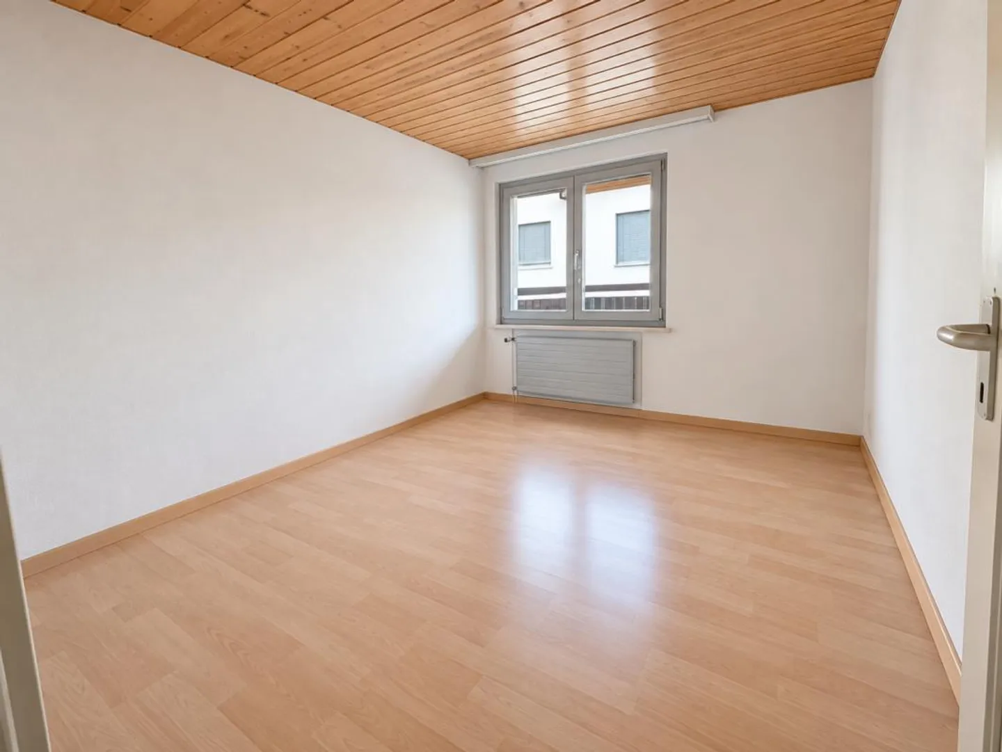 Luminoso e bellissimo appartamento di 3.5 locali con balcone in affitto - Foto 5 di 6