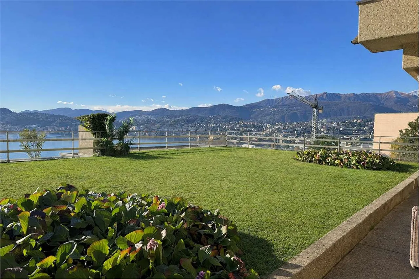 Holiday apartment with lake view and garden - Photo 10 of 11