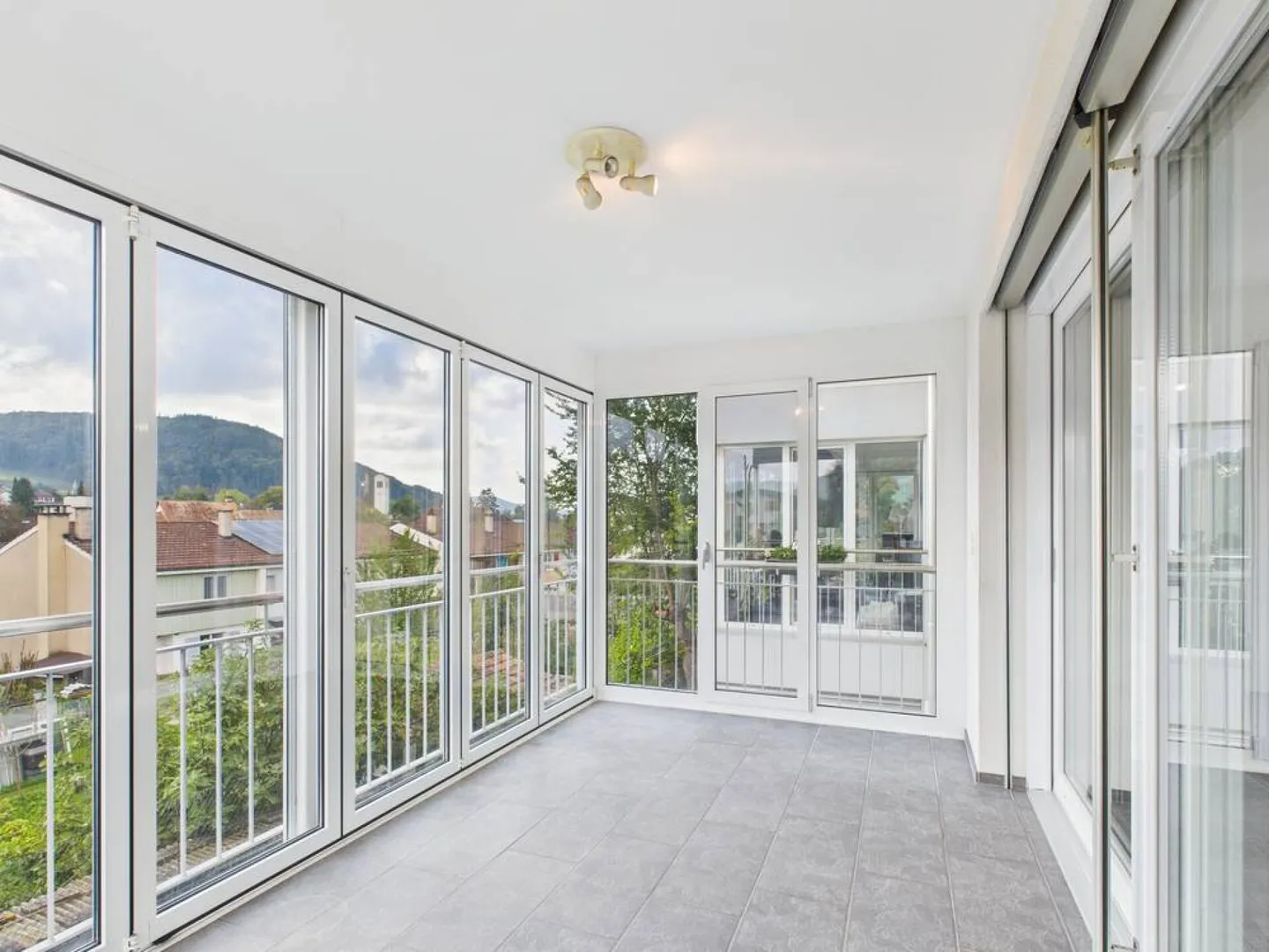 Geräumiges, ruhiges Zuhause mit lichtdurchflutetem Wintergarten zum Entspannen. - Foto 4 von 13