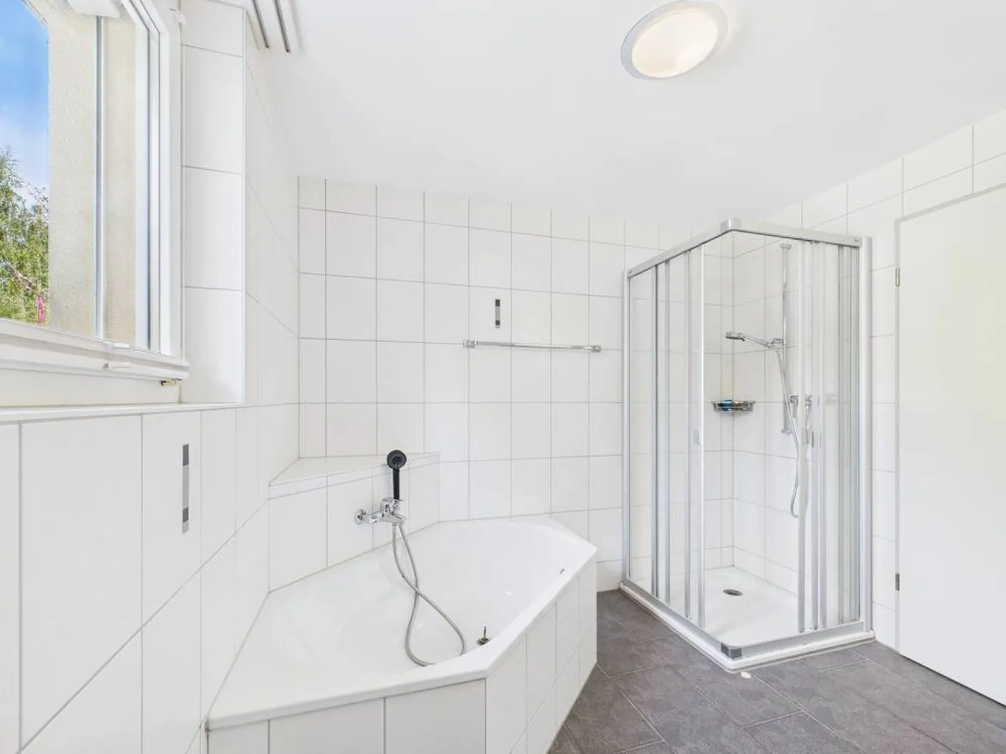 Geräumiges, ruhiges Zuhause mit lichtdurchflutetem Wintergarten zum Entspannen. - Foto 9 von 13