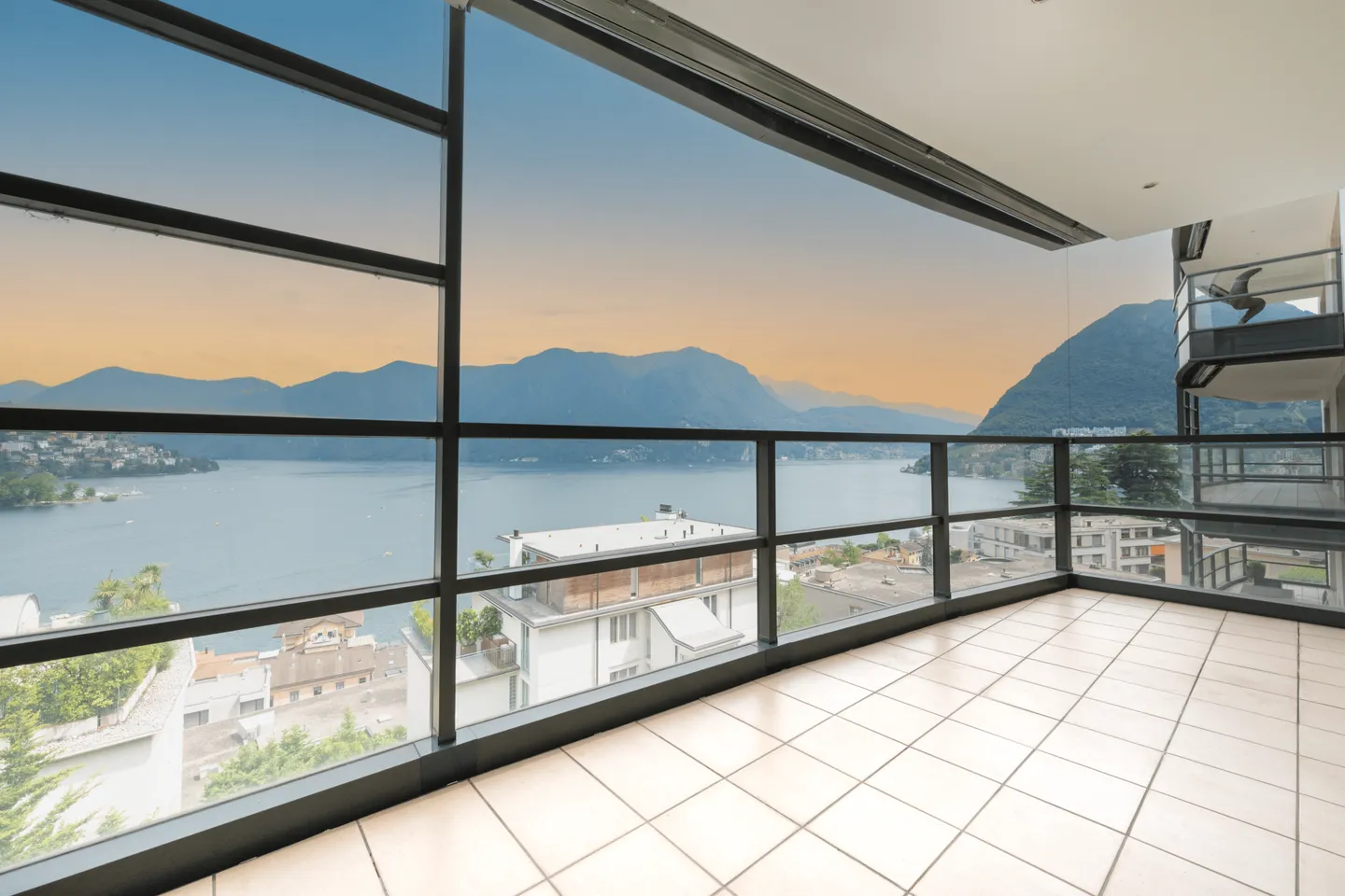 Prestigious apartment with lake view, just a stone's throw from the centre - Foto 1 di 2