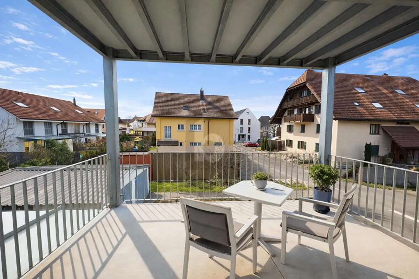 Inondato di luce con grande balcone - Foto 2 di 6