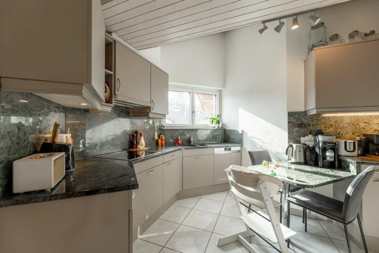 Appartement familial spacieux dans un emplacement calme - Photo 3 sur 12