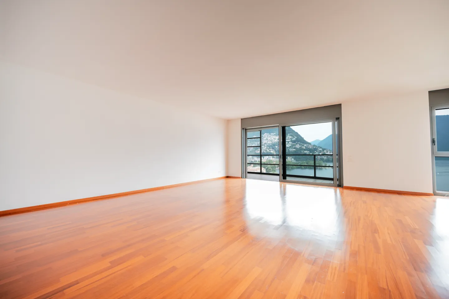 Prestigious apartment with lake view, just a stone's throw from the centre - Foto 2 di 2