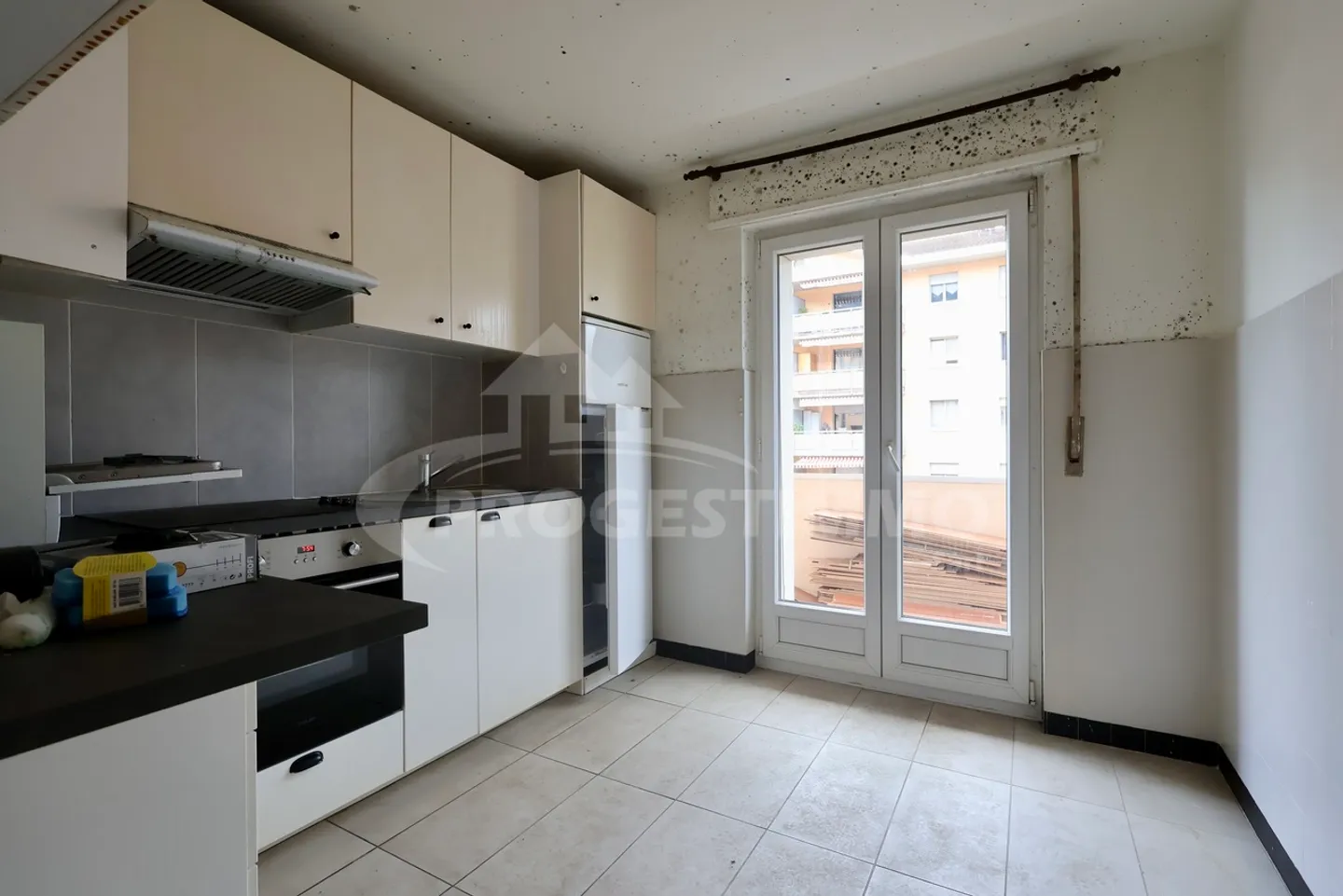 APARTMENT TO RENOVATE COMPLETELY - Photo 4 of 7