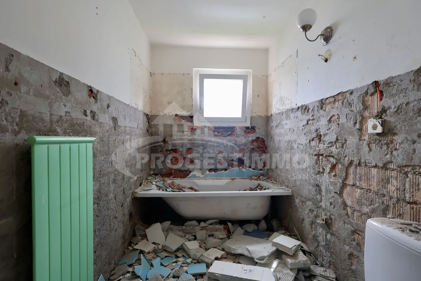APARTMENT TO RENOVATE COMPLETELY - Photo 2 of 7