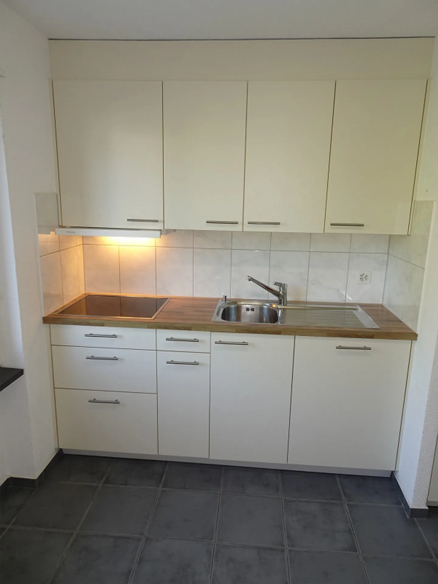 Appartamento 3.5 stanze, cucina/bagno come nuovo, nuovo laminato, tranquillo, ben tenuto, balcone - Foto 1 di 14