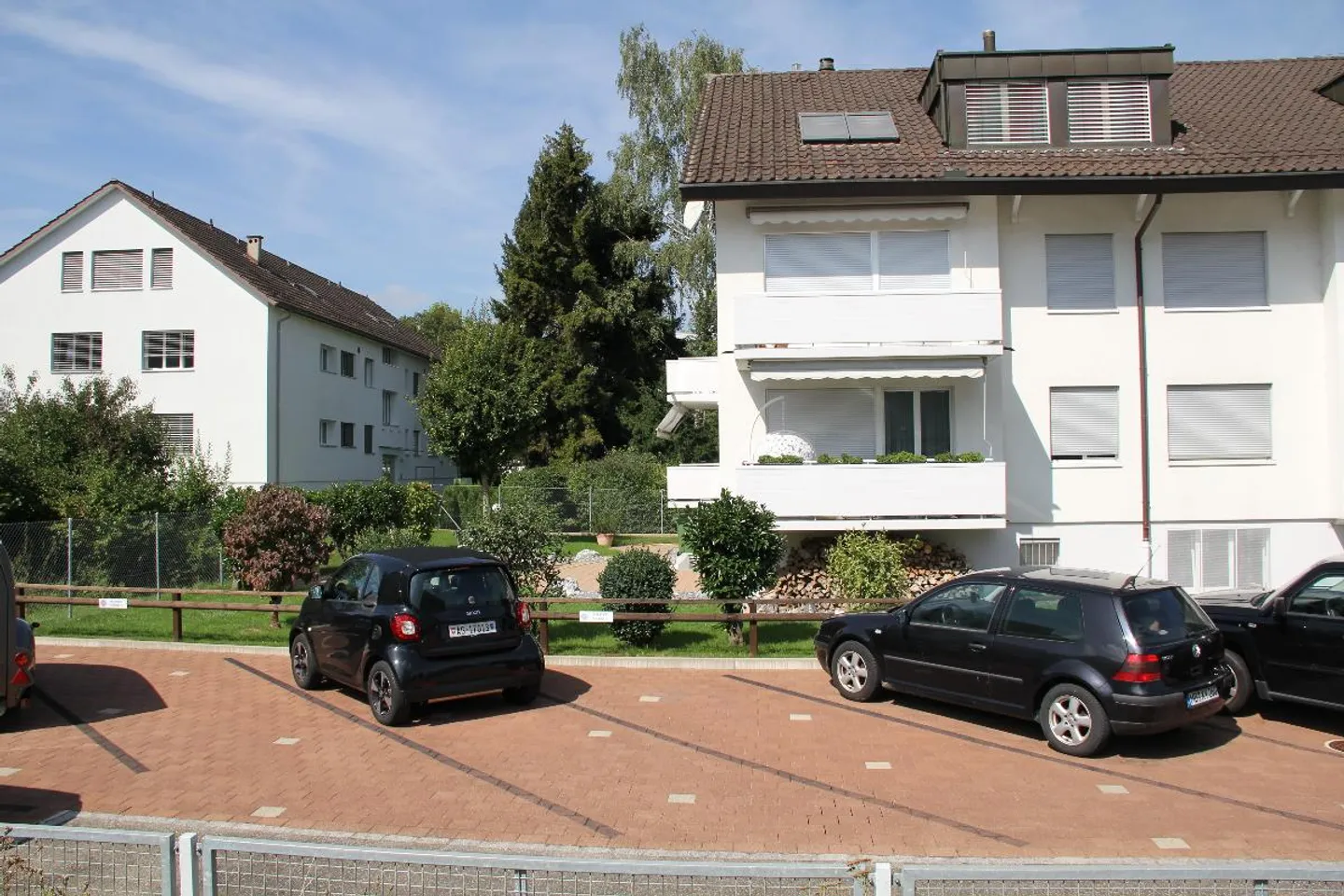 Ampio parcheggio a Glattbrugg proprio accanto alla fermata dell'autobus / vicino alla stazione ferroviaria - Foto 1 di 3