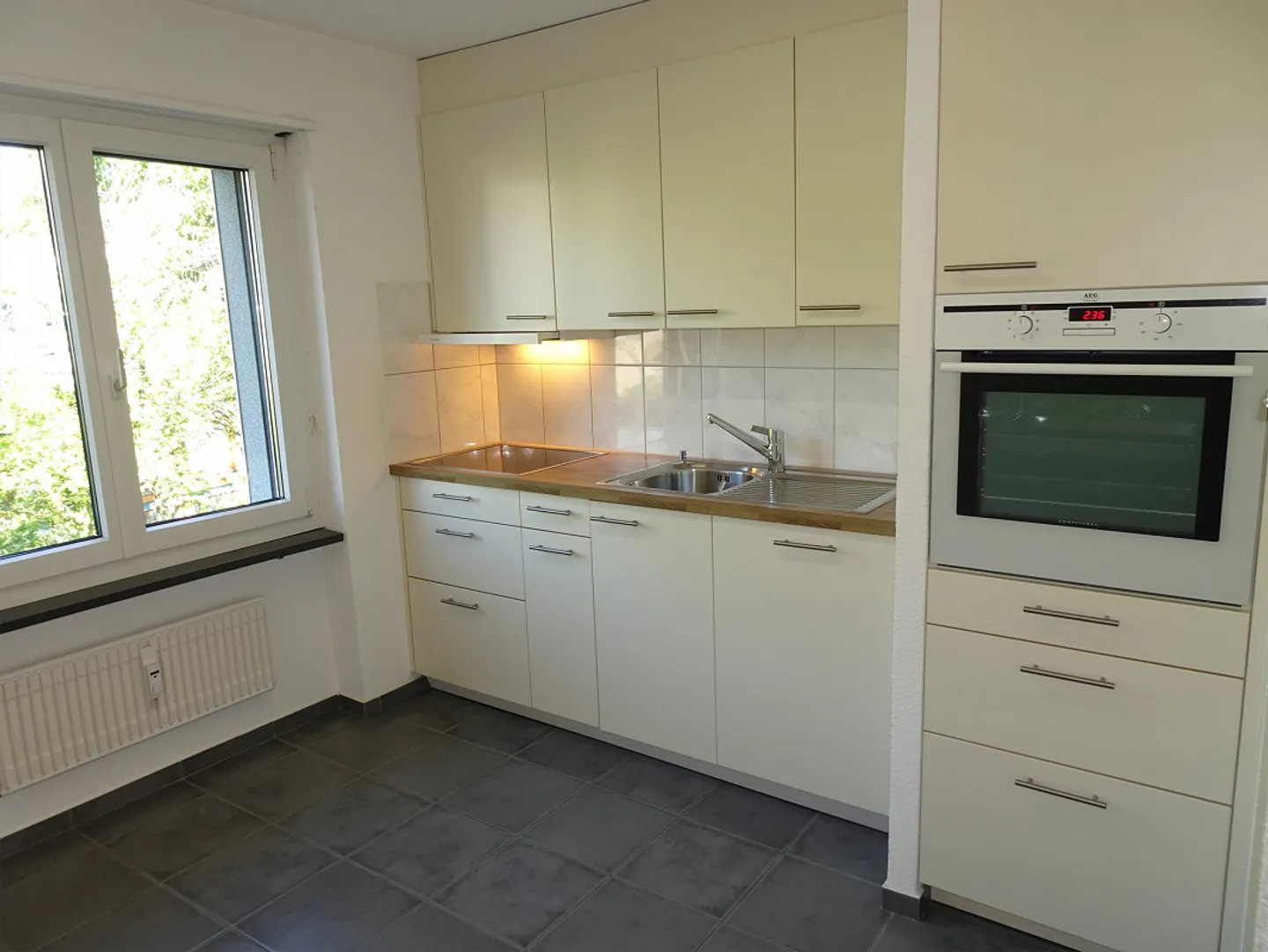 Appartamento 3.5 stanze, cucina/bagno come nuovo, nuovo laminato, tranquillo, ben tenuto, balcone - Foto 2 di 14