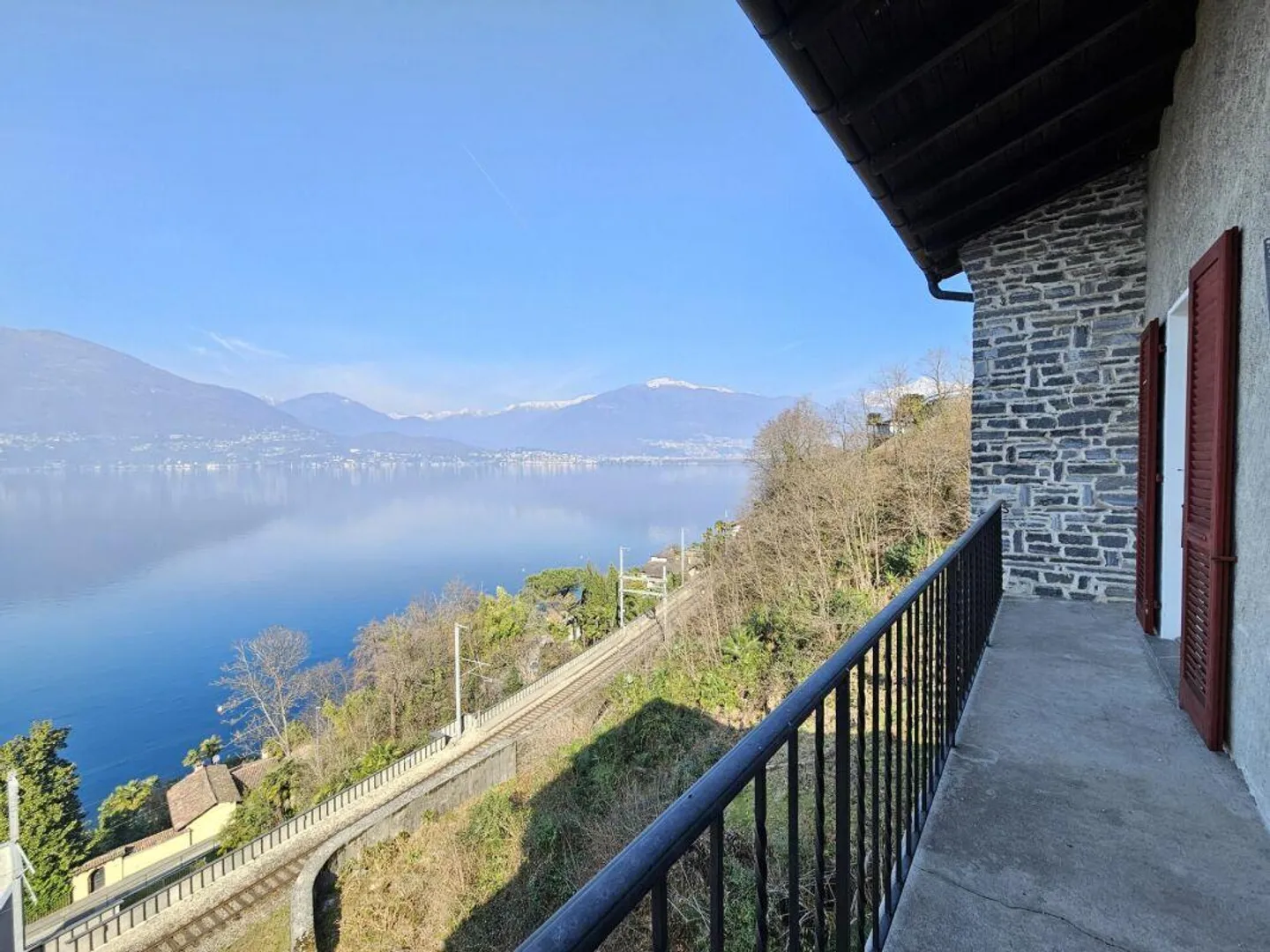 GAMBAROGNO - Property in need of renovation with three apartments - Photo 2 of 21