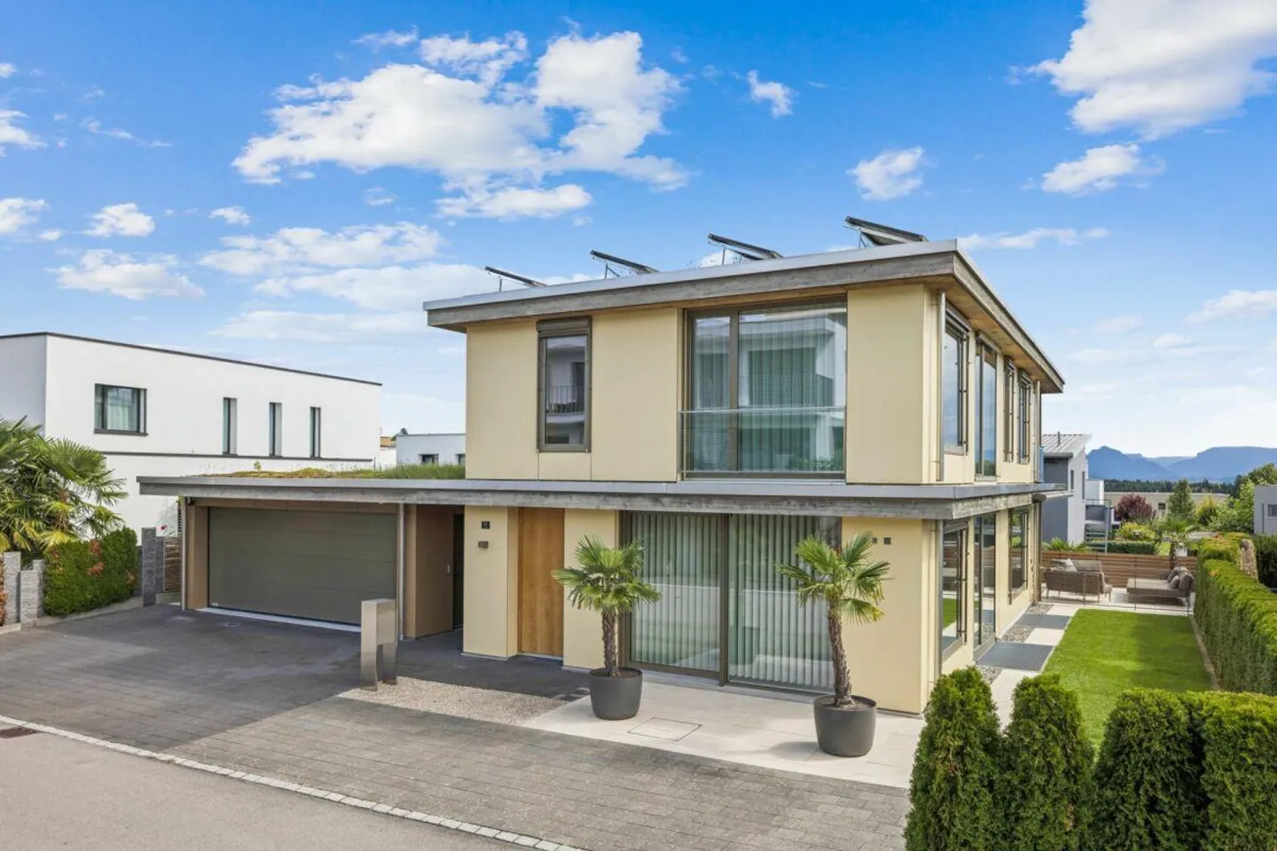 Una casa da godere - Elegante casa di 5,5 stanze con piscina, sauna e comfort - Foto 1 di 9