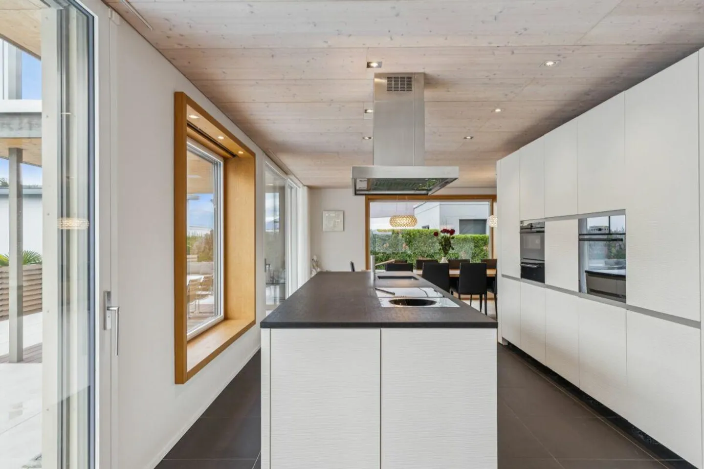 Una casa da godere - Elegante casa di 5,5 stanze con piscina, sauna e comfort - Foto 3 di 9