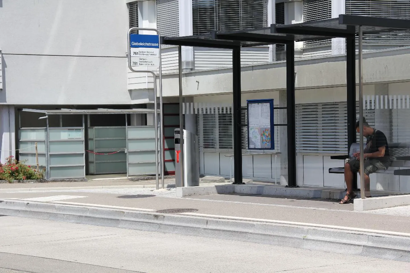 Ampio parcheggio a Glattbrugg proprio accanto alla fermata dell'autobus / vicino alla stazione ferroviaria - Foto 2 di 3