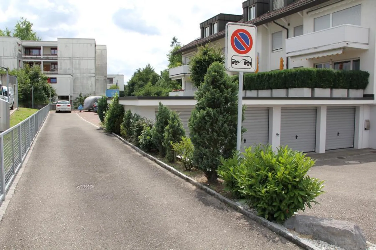 Ampio parcheggio a Glattbrugg proprio accanto alla fermata dell'autobus / vicino alla stazione ferroviaria - Foto 3 di 3