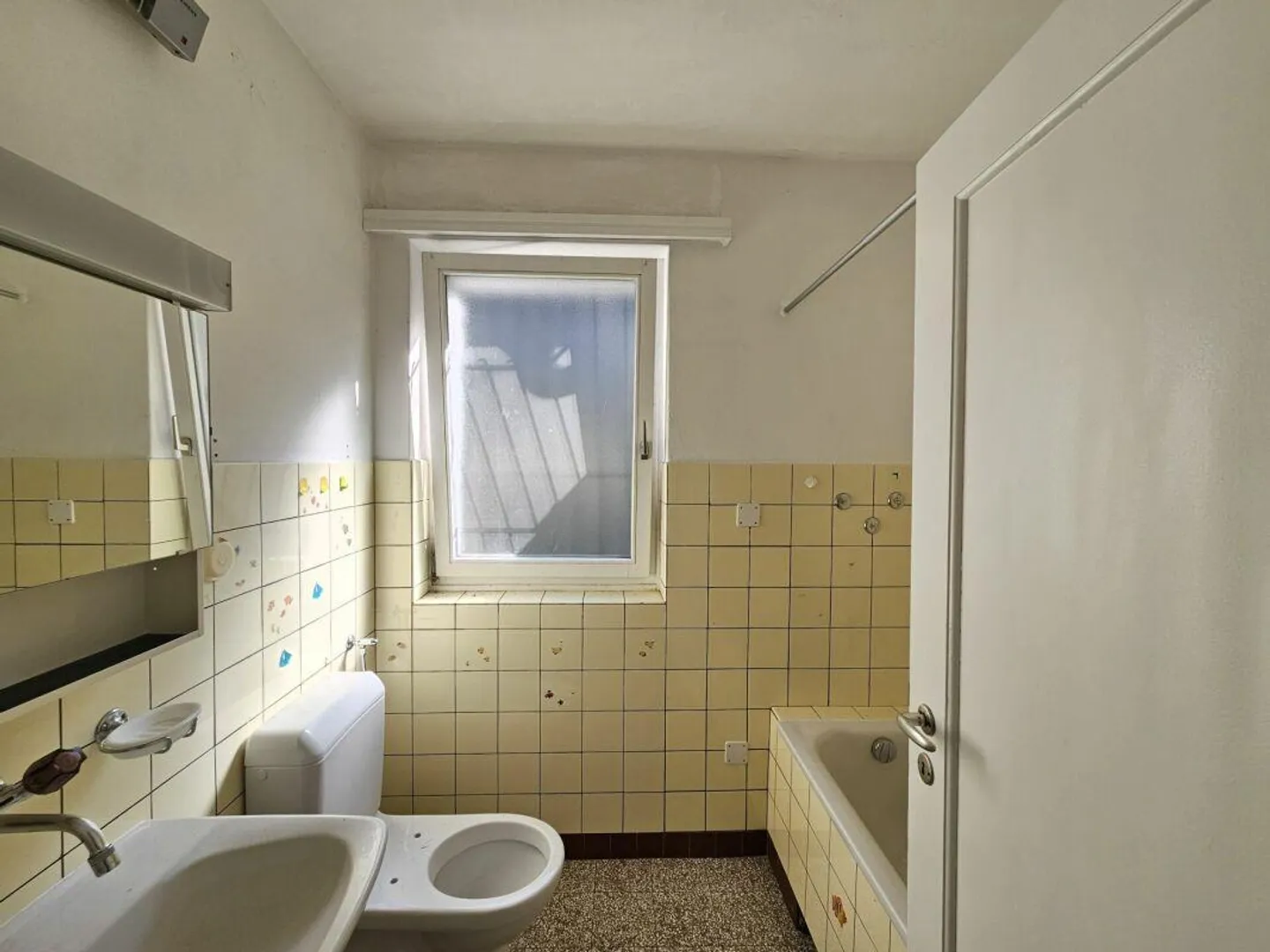 GAMBAROGNO - Property in need of renovation with three apartments - Photo 17 of 21