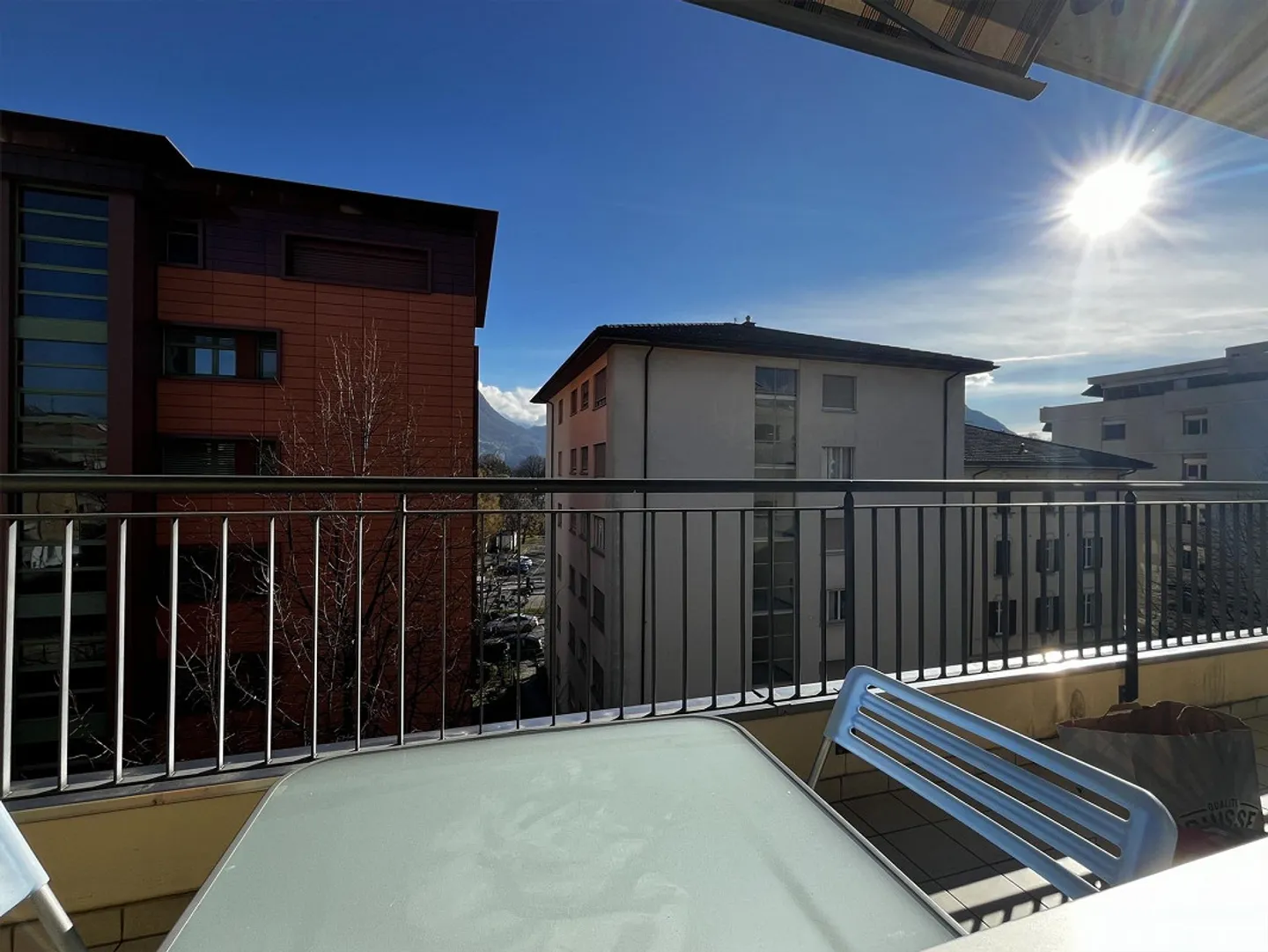 ZU VERKAUFEN HELL UND PRAKTISCH WOHNUNG IN CASSARATE - Foto 3 von 9