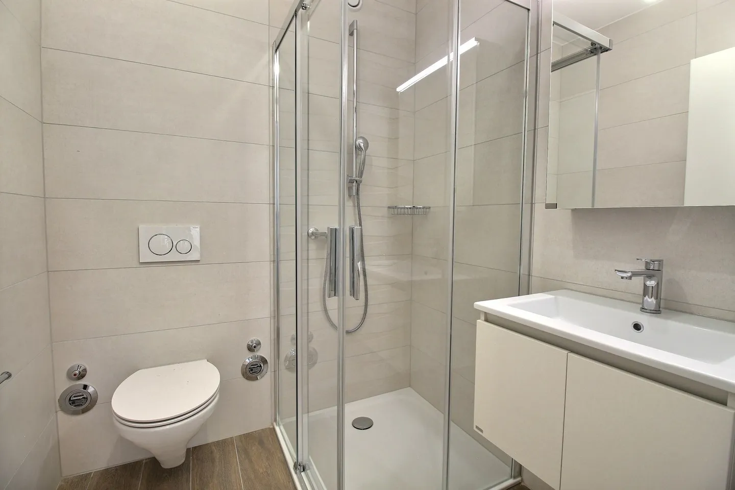 5,5 pièces neuf au 1er étage ! - Photo 8 sur 13