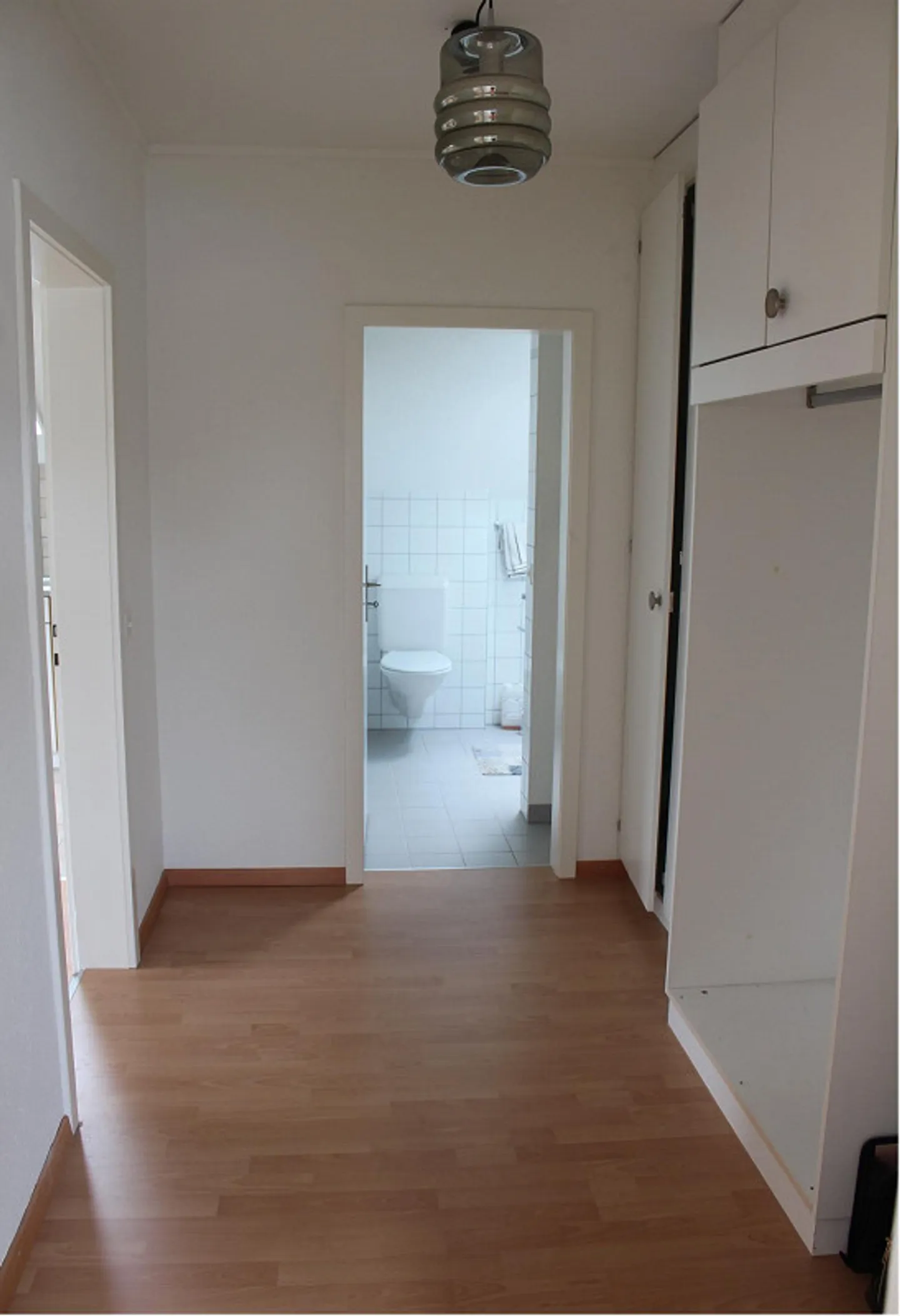 Cozy 2.5-room attic apartment in the heart of Steinhausen - Photo 2 of 5