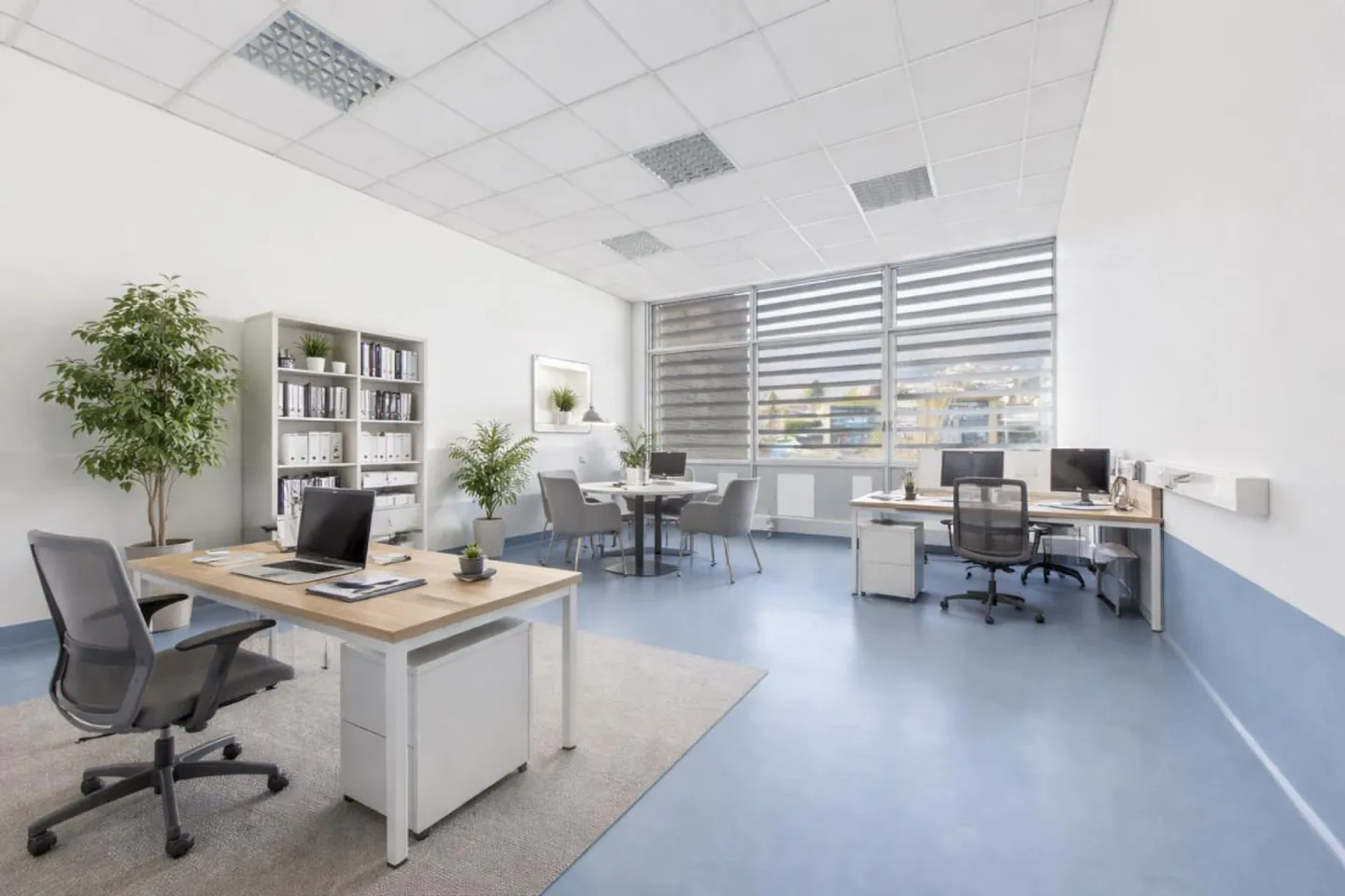 Office on the first floor of 205 m² with private services - Photo 1 of 11