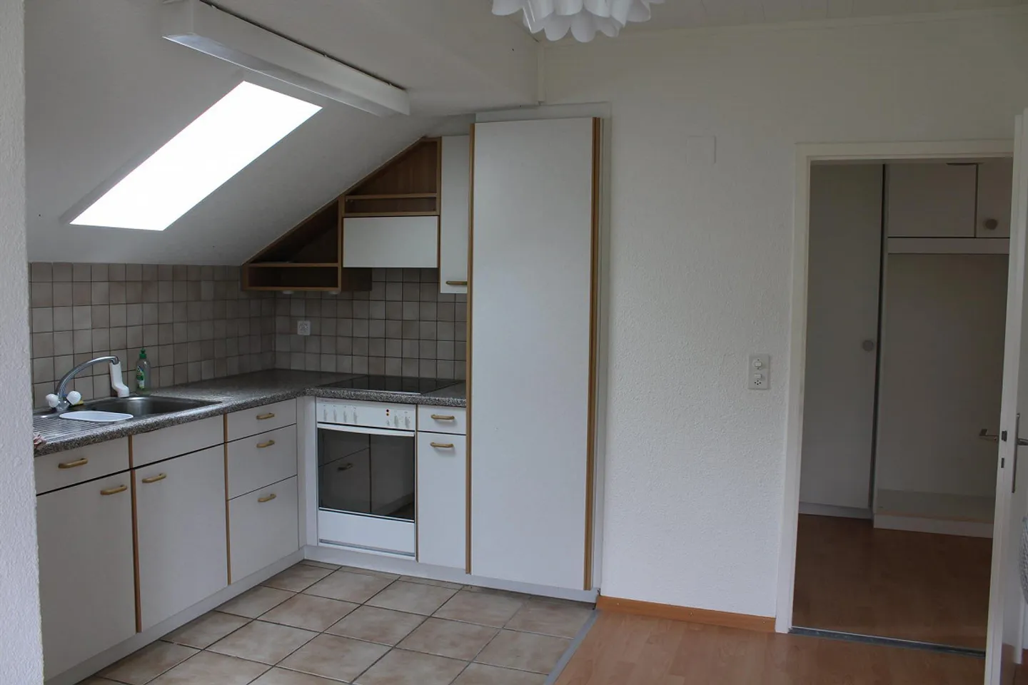 Cozy 2.5-room attic apartment in the heart of Steinhausen - Photo 3 of 5