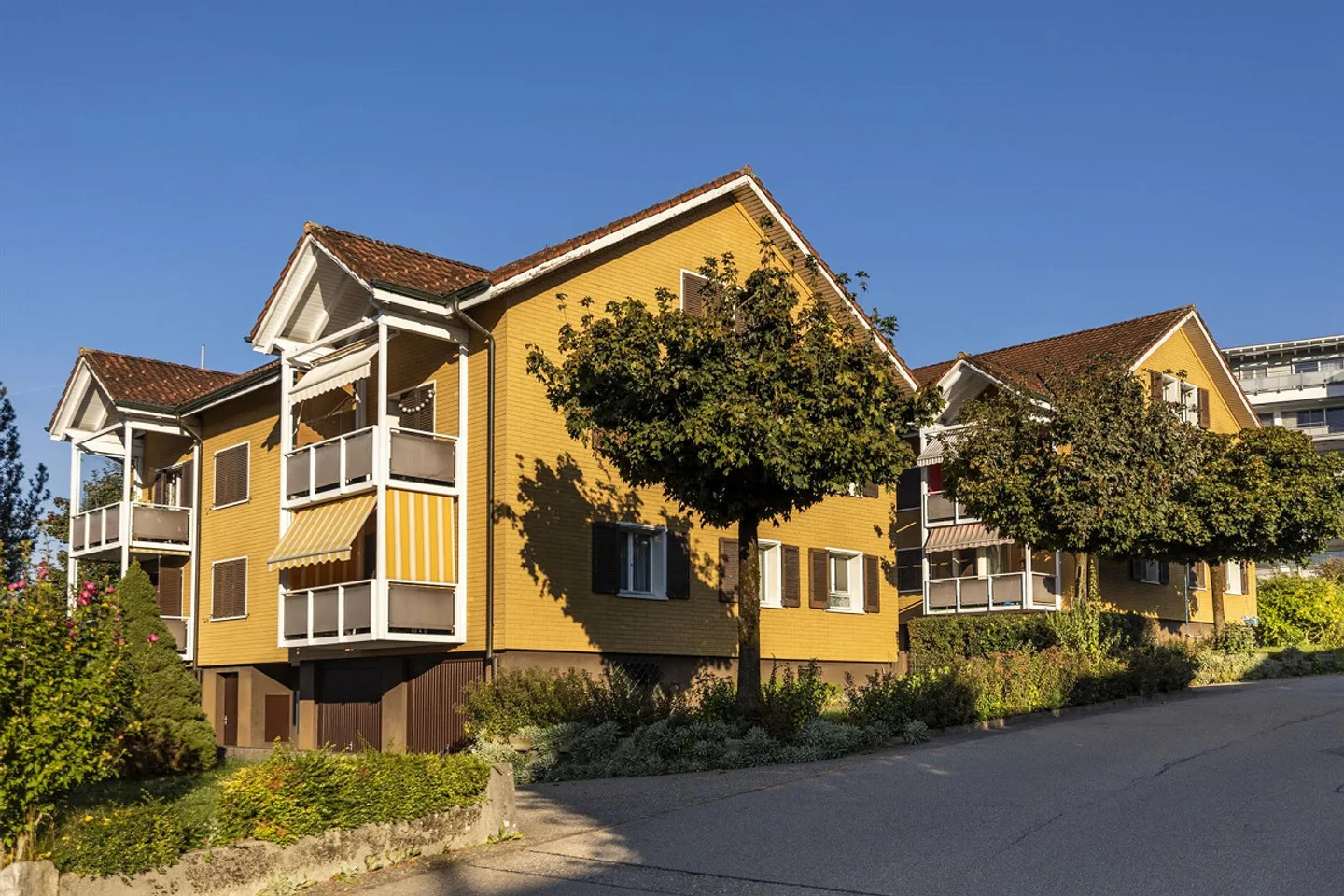 Cozy 2.5-room attic apartment in the heart of Steinhausen - Photo 1 of 5
