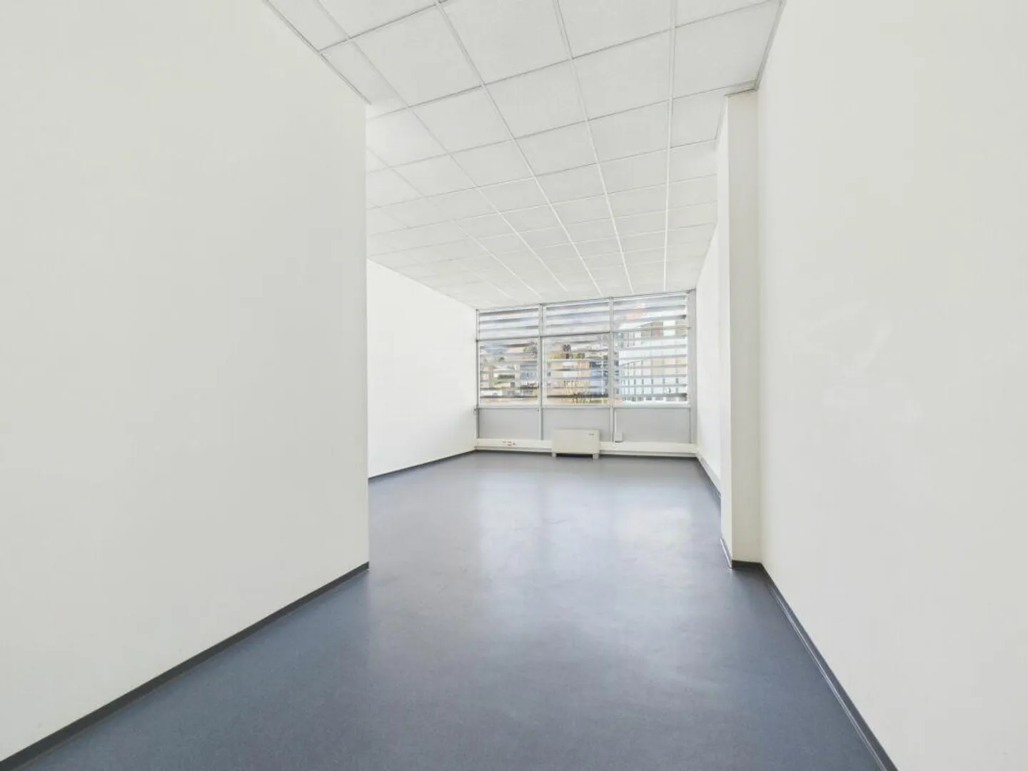 Office on the first floor of 205 m² with private services - Photo 2 of 11