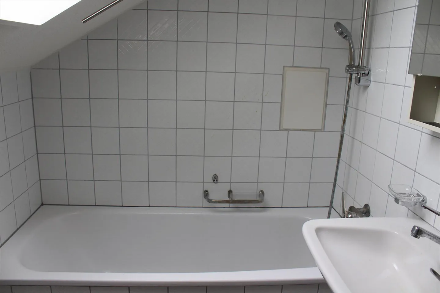 Cozy 2.5-room attic apartment in the heart of Steinhausen - Photo 5 of 5