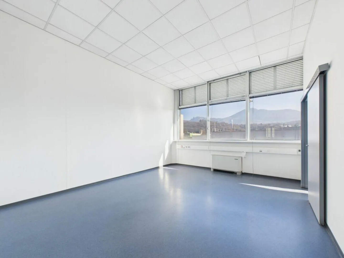 Office on the first floor of 205 m² with private services - Photo 3 of 11