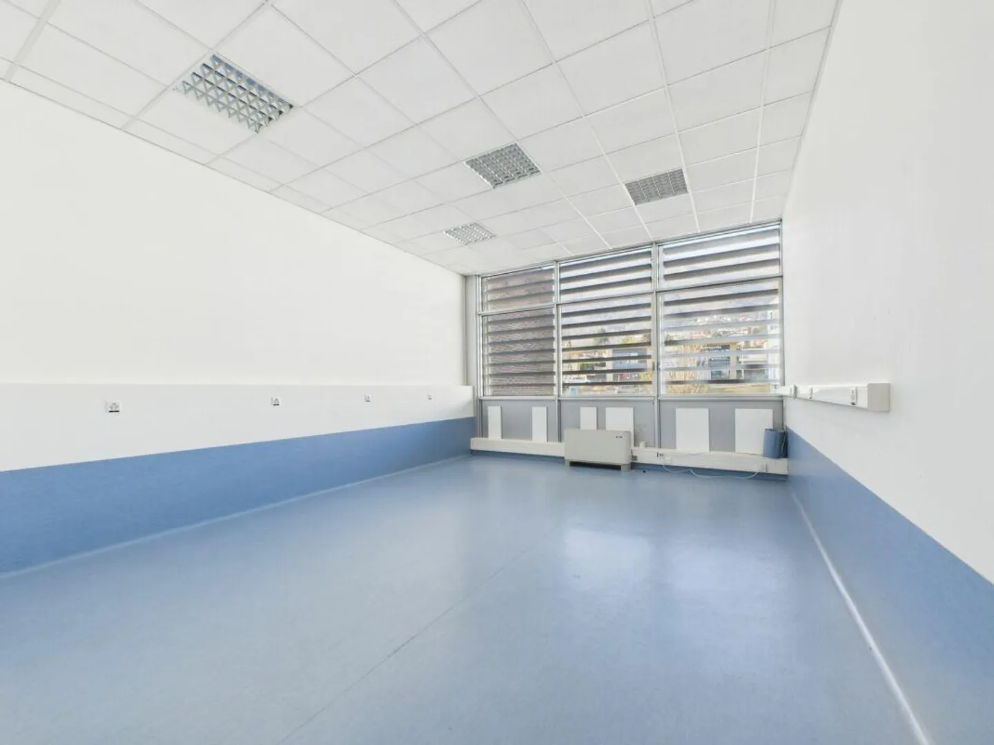 Office on the first floor of 205 m² with private services - Photo 4 of 11
