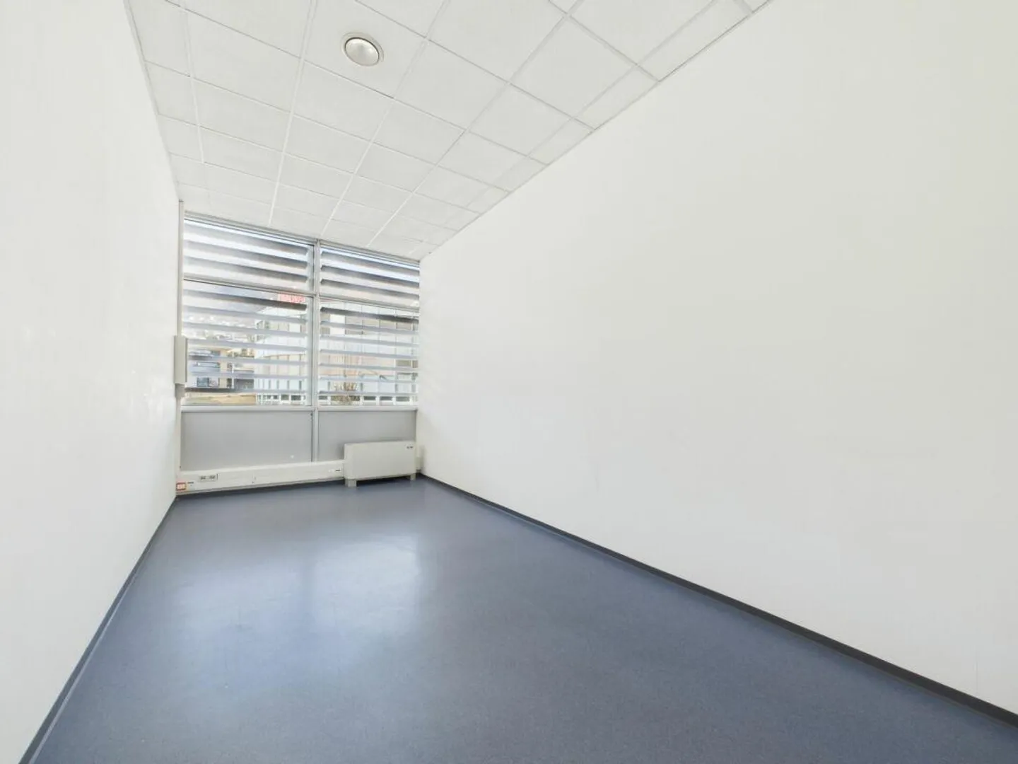 Office on the first floor of 205 m² with private services - Photo 8 of 11