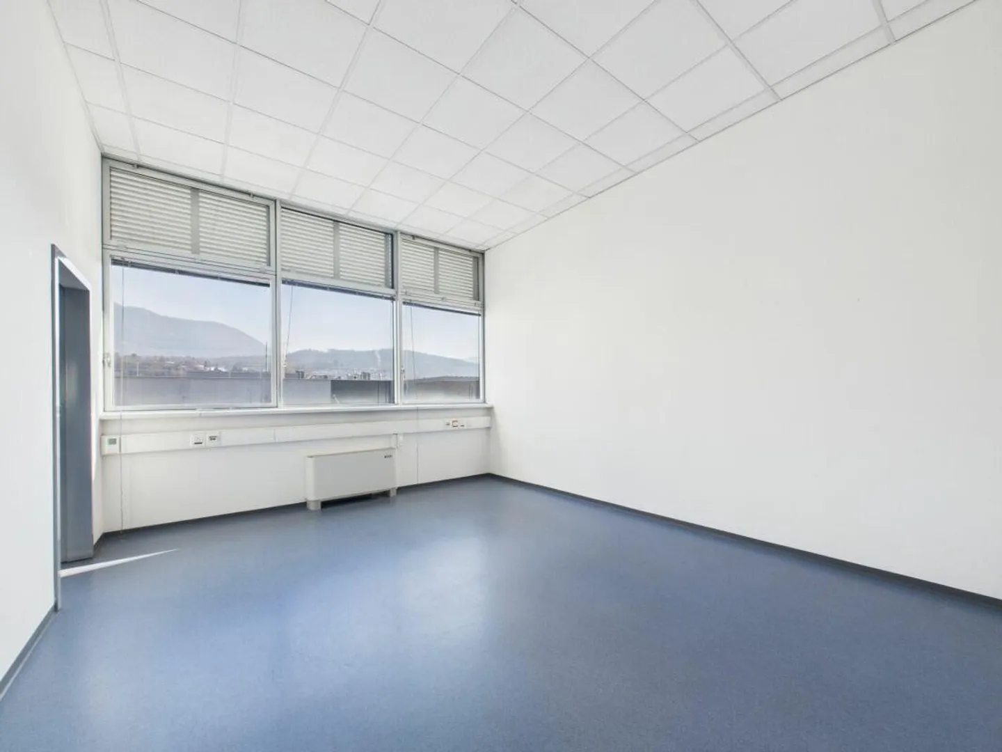 Office on the first floor of 205 m² with private services - Photo 9 of 11