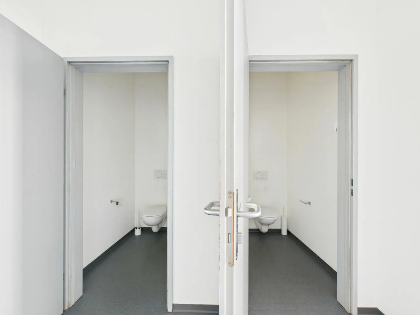 Office on the first floor of 205 m² with private services - Photo 10 of 11